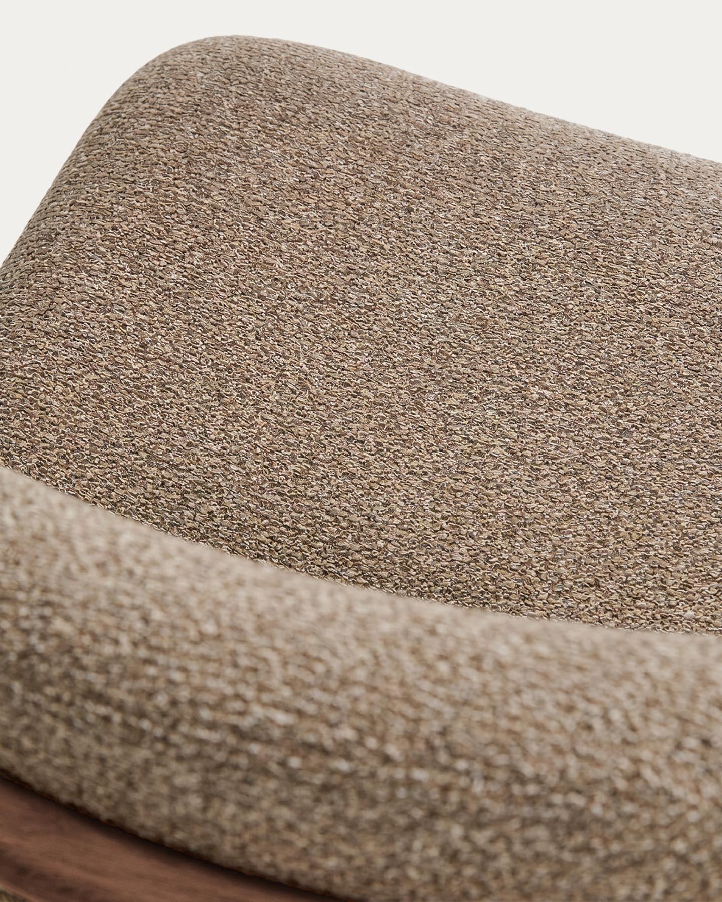Stuhl Elnor aus brauner Chenille und Beinen aus massivem Eichenholz mit Nussbaum-Finish in Braun präsentiert im Onlineshop von KAQTU Design AG. Stuhl ist von Kave Home
