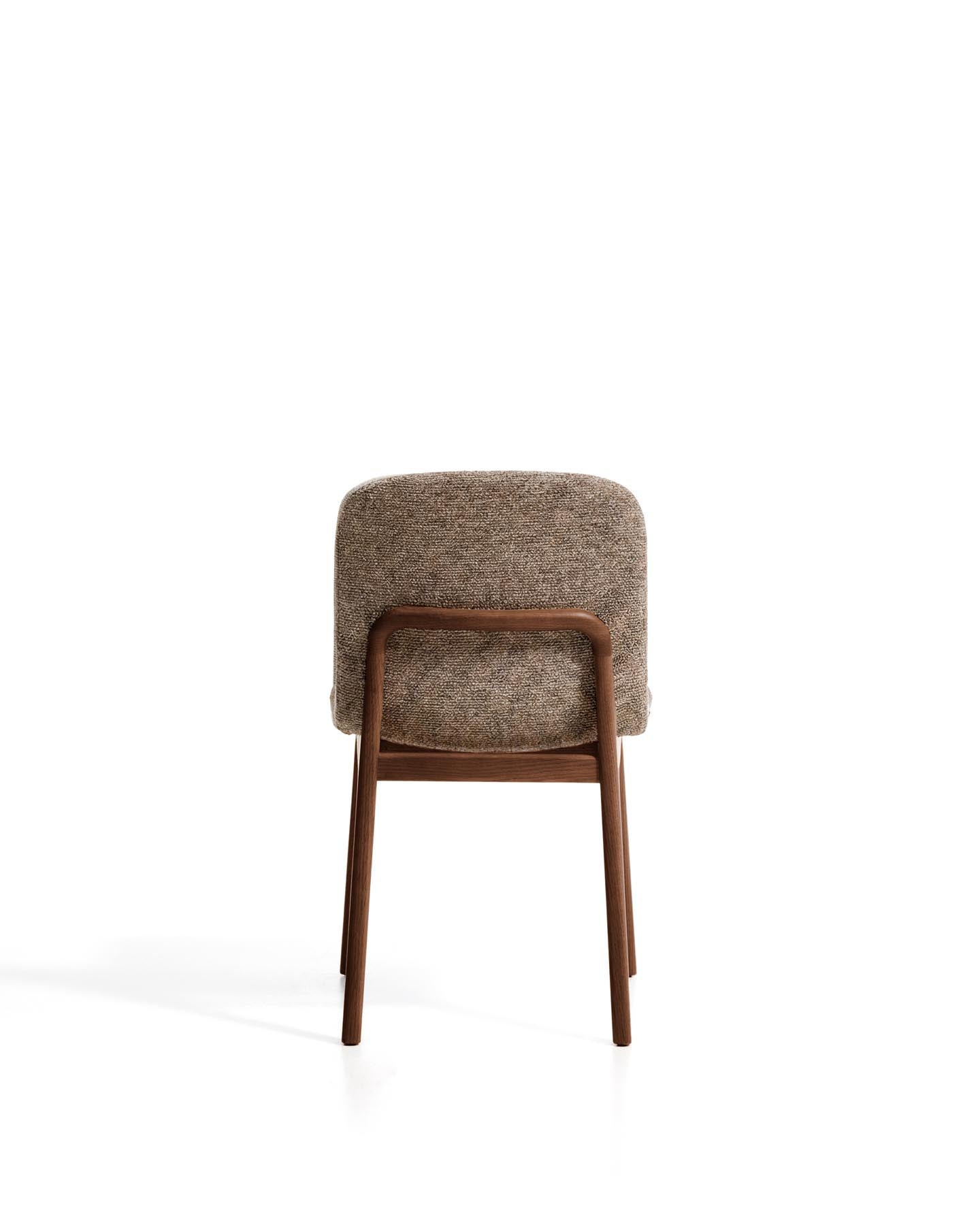 Stuhl Elnor aus brauner Chenille und Beinen aus massivem Eichenholz mit Nussbaum-Finish in Braun präsentiert im Onlineshop von KAQTU Design AG. Stuhl ist von Kave Home