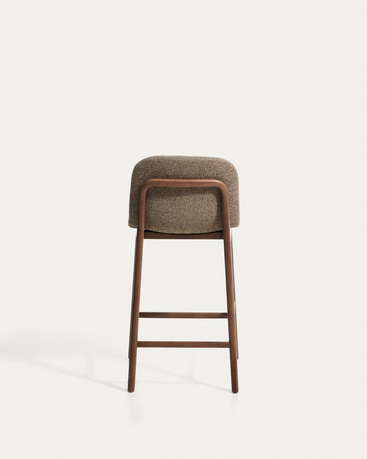 Barhocker Elnor von Kave Home mit gepolstertem Sitz aus braunem Chenille-Gewebe und Beinen aus massivem Eichenholz mit Nussbaum-Finish.