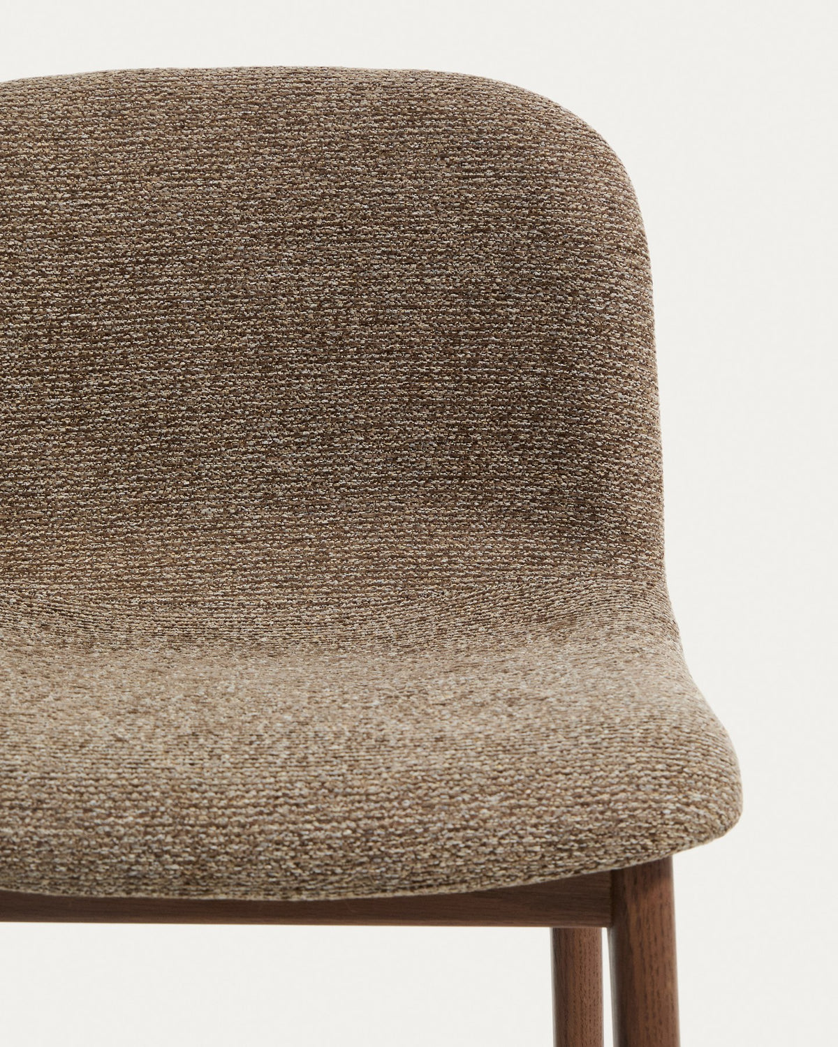 Barhocker Elnor von Kave Home mit gepolstertem Sitz aus braunem Chenille-Gewebe und Beinen aus massivem Eichenholz mit Nussbaum-Finish.