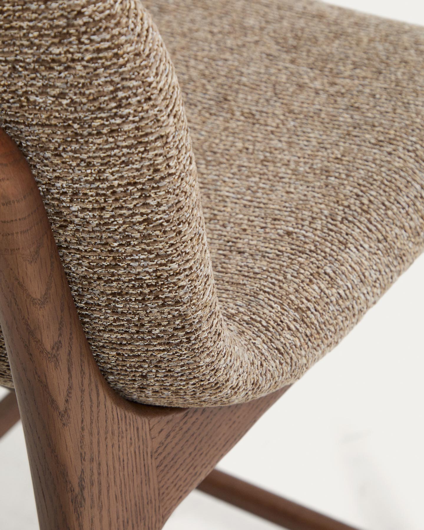 Hocker Elnor aus brauner Chenille und Beinen aus massivem Eichenholz mit Nussbaum-Finish 65 cm in Braun präsentiert im Onlineshop von KAQTU Design AG. Barhocker ist von Kave Home