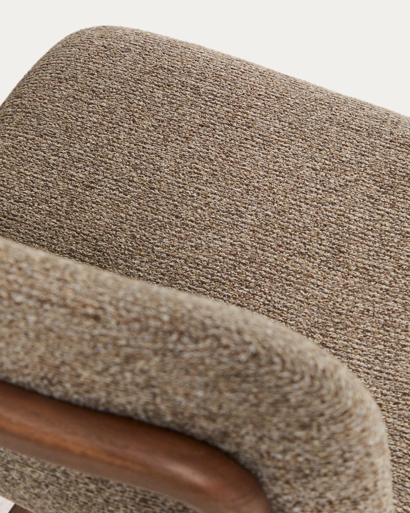 Hocker Elnor aus brauner Chenille und Beinen aus massivem Eichenholz mit Nussbaum-Finish 65 cm in Braun präsentiert im Onlineshop von KAQTU Design AG. Barhocker ist von Kave Home