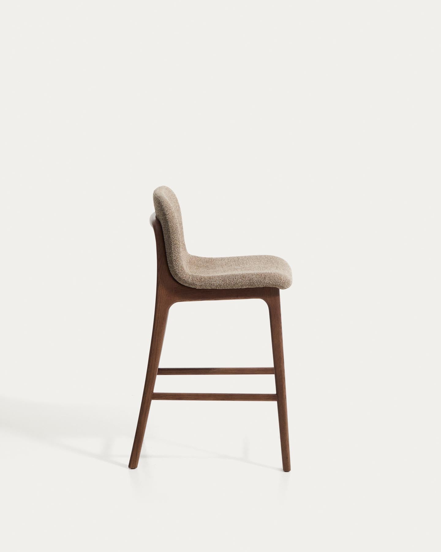 Hocker Elnor aus brauner Chenille und Beinen aus massivem Eichenholz mit Nussbaum-Finish 65 cm in Braun präsentiert im Onlineshop von KAQTU Design AG. Barhocker ist von Kave Home