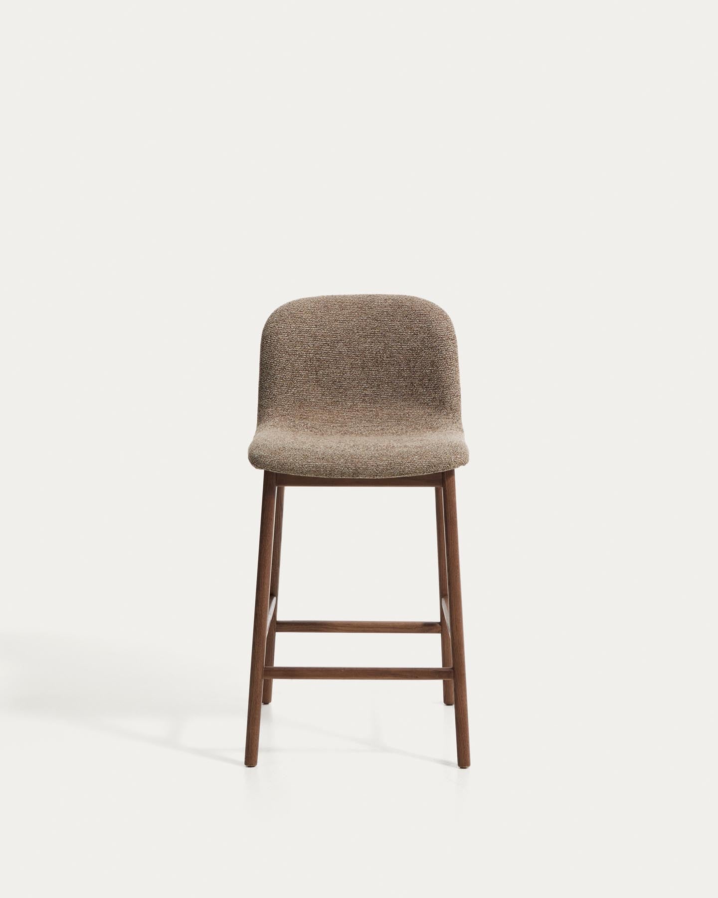 Hocker Elnor aus brauner Chenille und Beinen aus massivem Eichenholz mit Nussbaum-Finish 65 cm in Braun präsentiert im Onlineshop von KAQTU Design AG. Barhocker ist von Kave Home