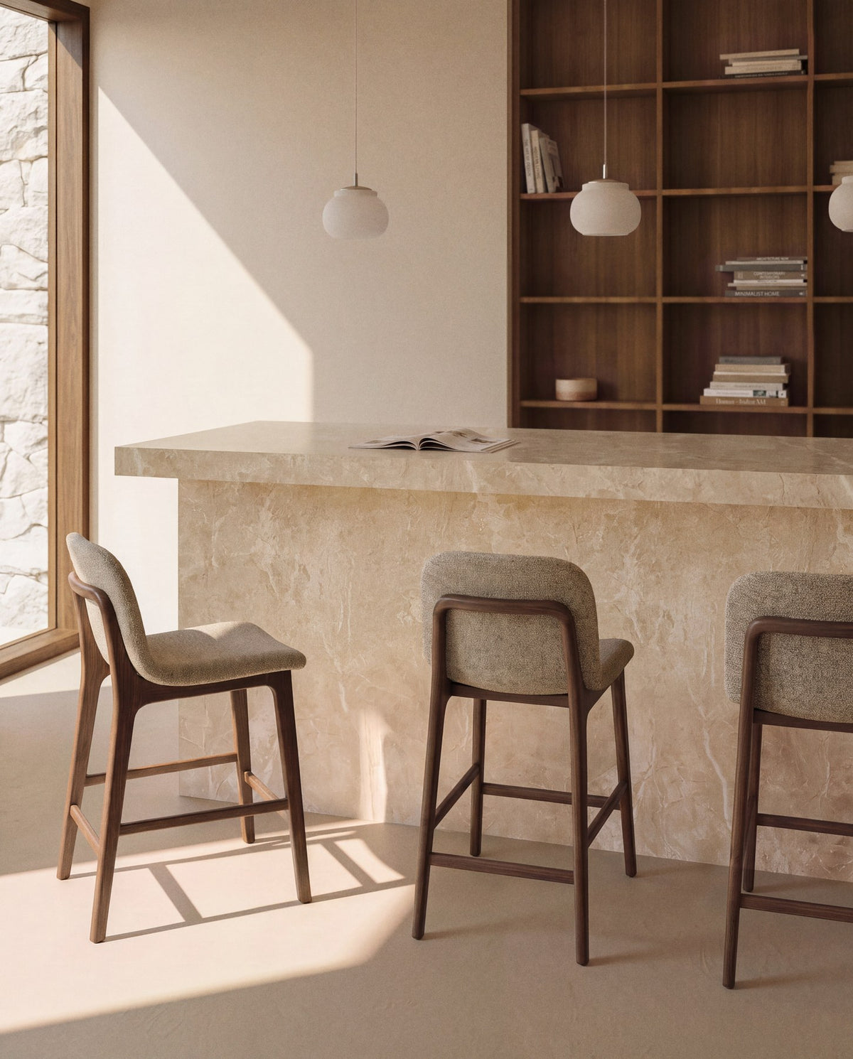 Hocker Elnor aus brauner Chenille und Beinen aus massivem Eichenholz mit Nussbaum-Finish 65 cm in Braun präsentiert im Onlineshop von KAQTU Design AG. Barhocker ist von Kave Home