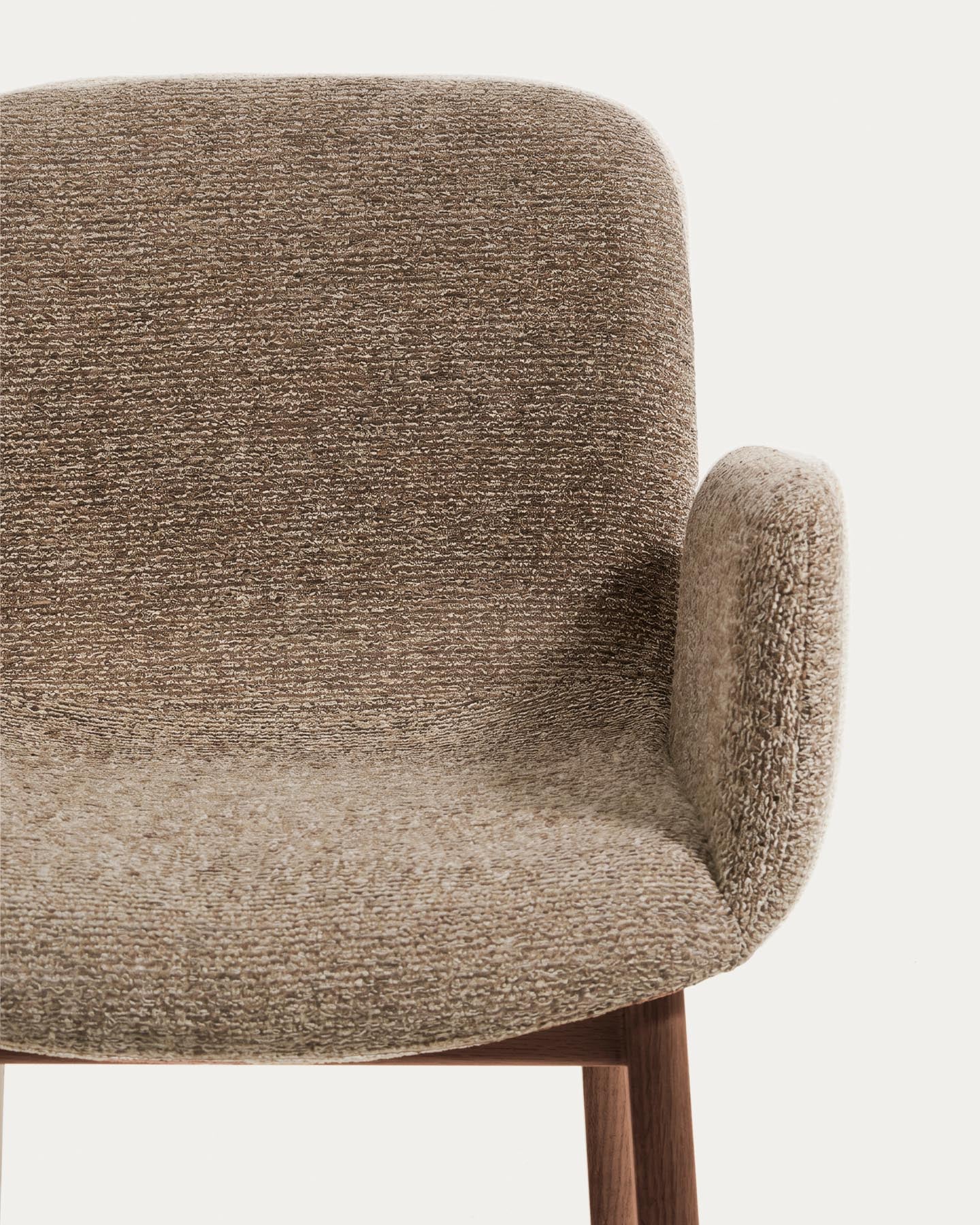 Stuhl Elnor mit Armlehnen aus brauner Chenille und Beinen aus massivem Eichenholz mit Nussbaum-Finish in Braun präsentiert im Onlineshop von KAQTU Design AG. Stuhl ist von Kave Home