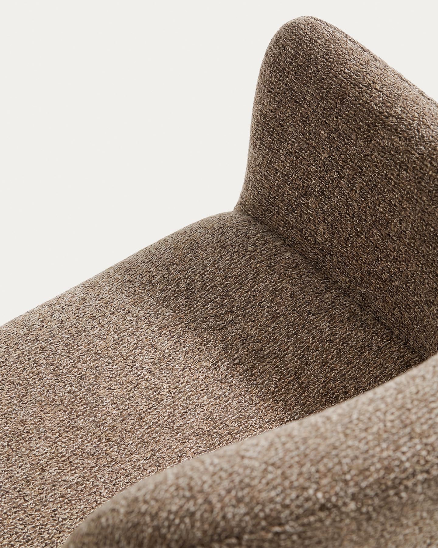 Stuhl Elnor mit Armlehnen aus brauner Chenille und Beinen aus massivem Eichenholz mit Nussbaum-Finish in Braun präsentiert im Onlineshop von KAQTU Design AG. Stuhl ist von Kave Home
