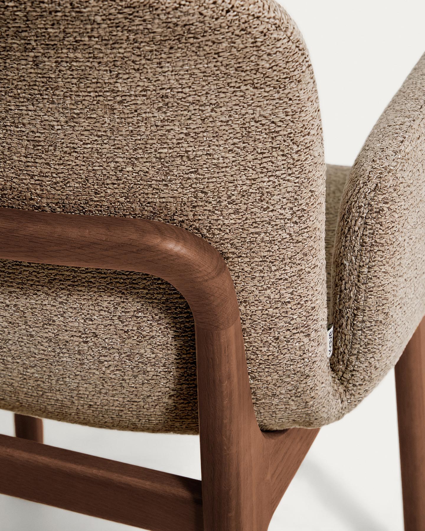 Stuhl Elnor mit Armlehnen aus brauner Chenille und Beinen aus massivem Eichenholz mit Nussbaum-Finish in Braun präsentiert im Onlineshop von KAQTU Design AG. Stuhl ist von Kave Home