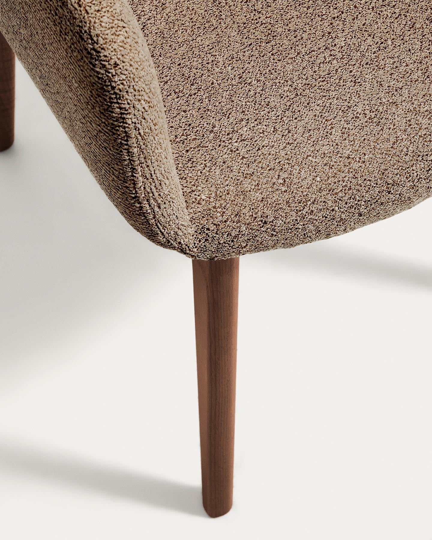Stuhl Elnor mit Armlehnen aus brauner Chenille und Beinen aus massivem Eichenholz mit Nussbaum-Finish in Braun präsentiert im Onlineshop von KAQTU Design AG. Stuhl ist von Kave Home