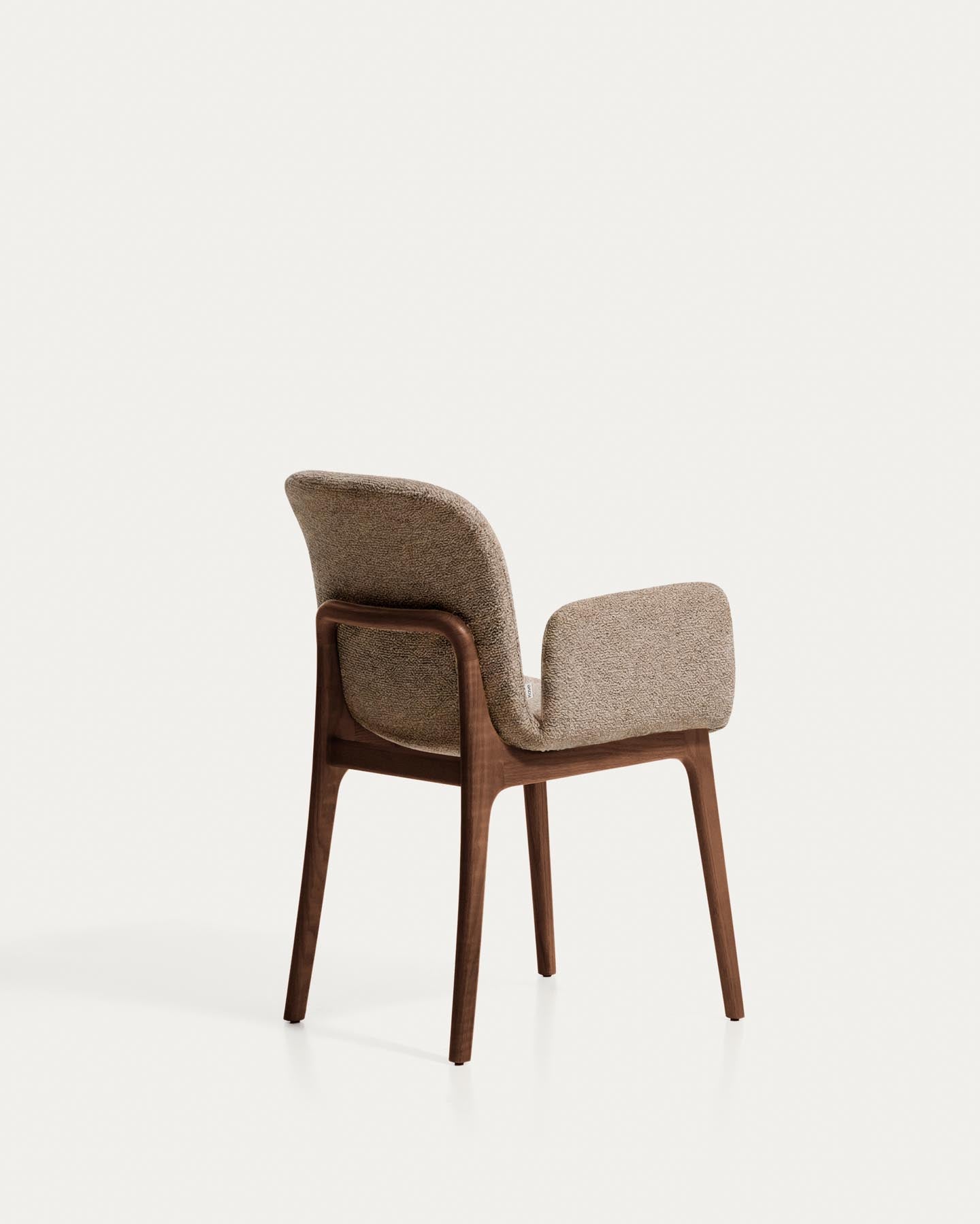 Stuhl Elnor mit Armlehnen aus brauner Chenille und Beinen aus massivem Eichenholz mit Nussbaum-Finish in Braun präsentiert im Onlineshop von KAQTU Design AG. Stuhl ist von Kave Home