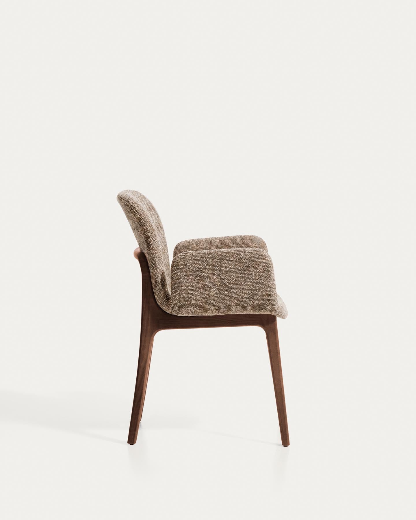 Stuhl Elnor mit Armlehnen aus brauner Chenille und Beinen aus massivem Eichenholz mit Nussbaum-Finish in Braun präsentiert im Onlineshop von KAQTU Design AG. Stuhl ist von Kave Home