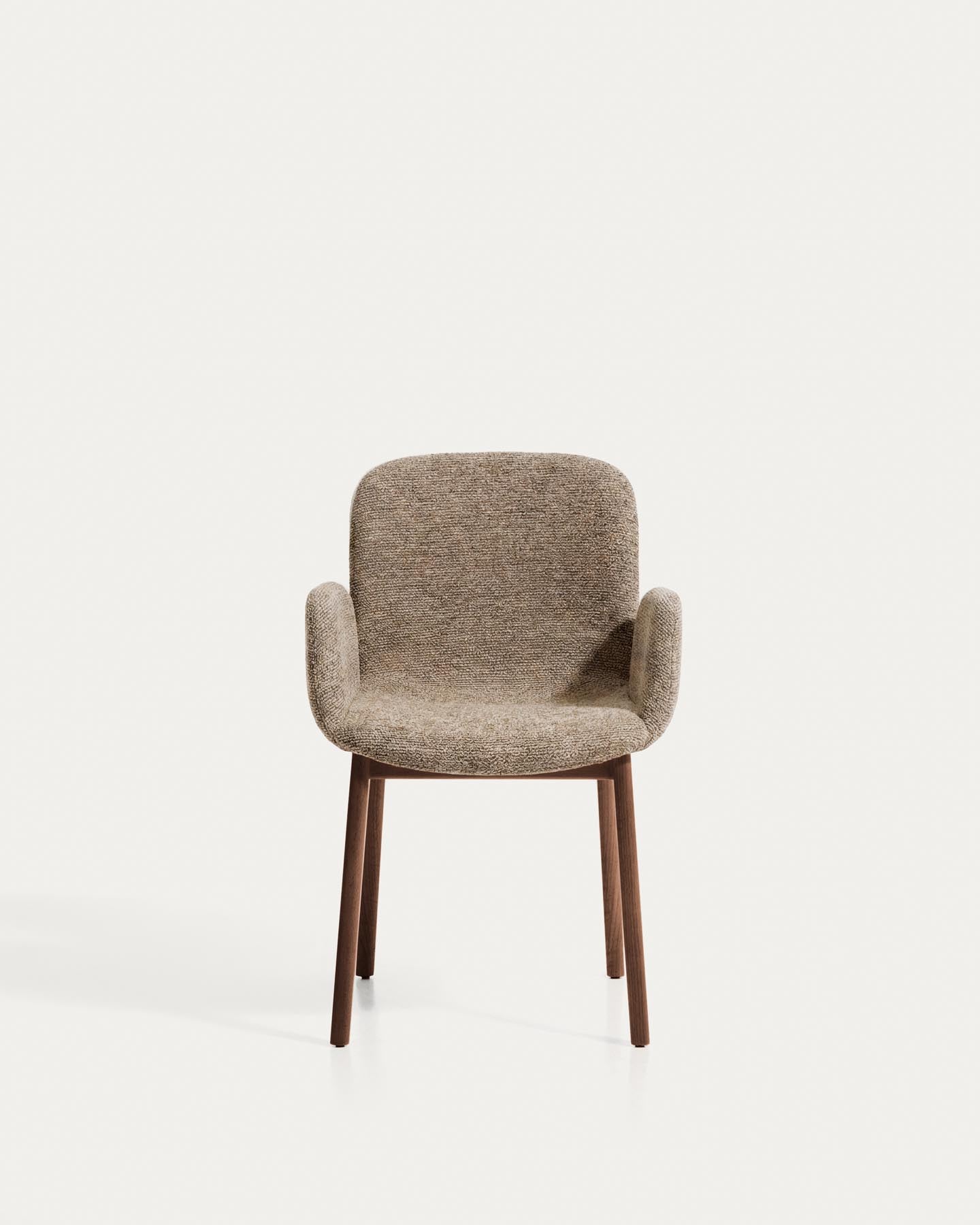 Stuhl Elnor mit Armlehnen aus brauner Chenille und Beinen aus massivem Eichenholz mit Nussbaum-Finish in Braun präsentiert im Onlineshop von KAQTU Design AG. Stuhl ist von Kave Home