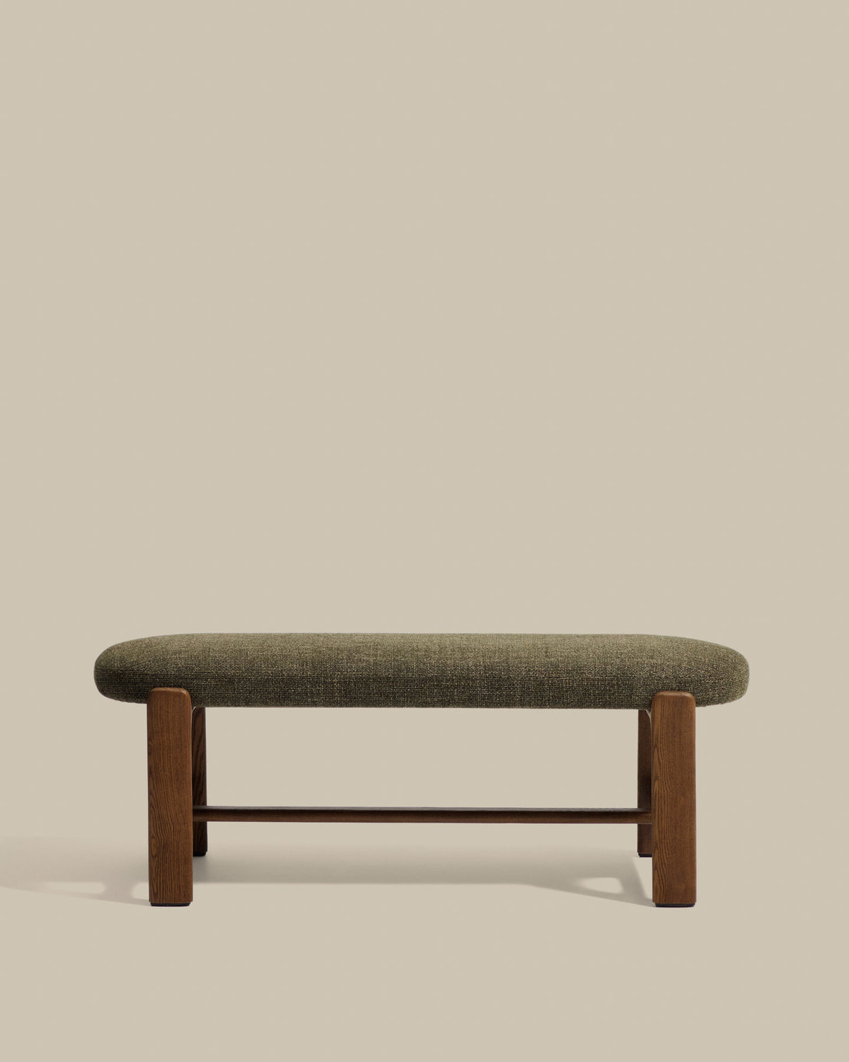 Bank Granite mit grüner Chenille und massivem Eschenholz mit Nussbaumfinish, 120 cm, FSC 100 % in Dunkelgrün präsentiert im Onlineshop von KAQTU Design AG. Sitzbank ist von Kave Home