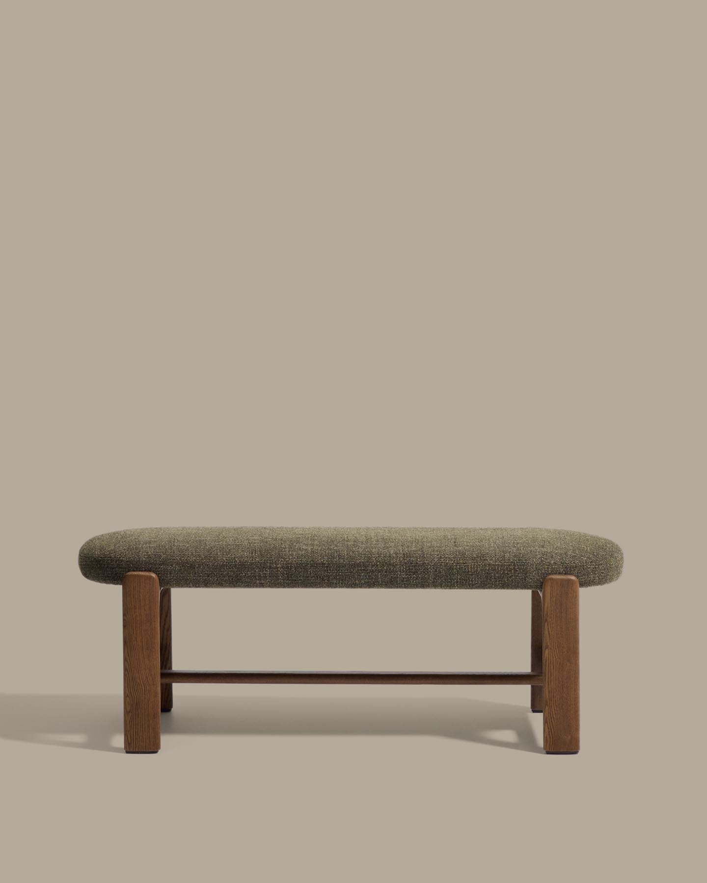 Bank Granite mit grüner Chenille und massivem Eschenholz mit Nussbaumfinish, 120 cm, FSC 100 % in Dunkelgrün präsentiert im Onlineshop von KAQTU Design AG. Sitzbank ist von Kave Home