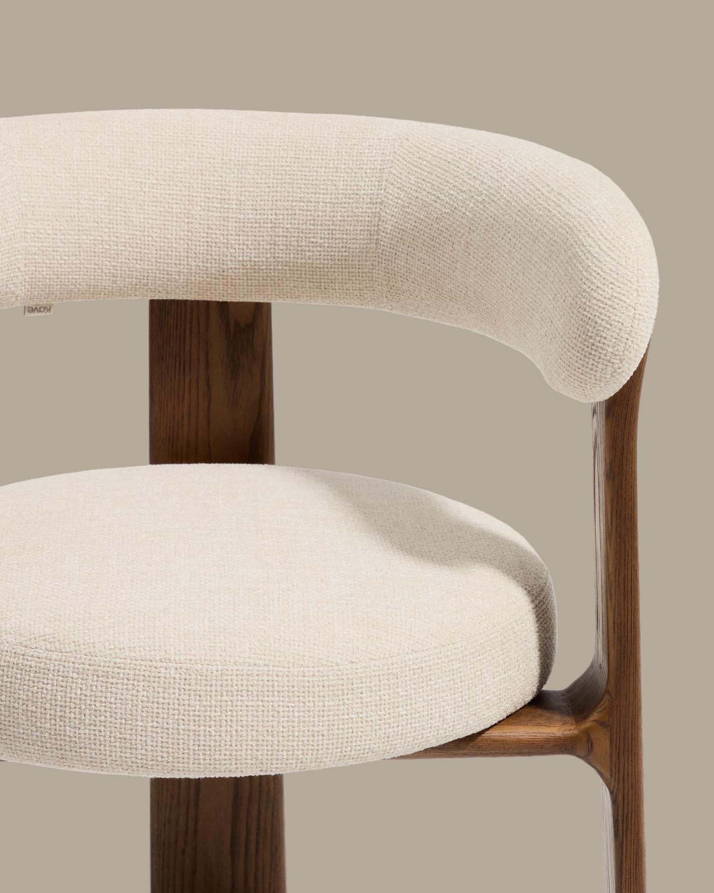 Dreibein-Hocker Granite mit beiger Chenille und massivem Eschenholz mit Nussbaumfinish, FSC 100 %, 65 cm in Beige präsentiert im Onlineshop von KAQTU Design AG. Barhocker ist von Kave Home
