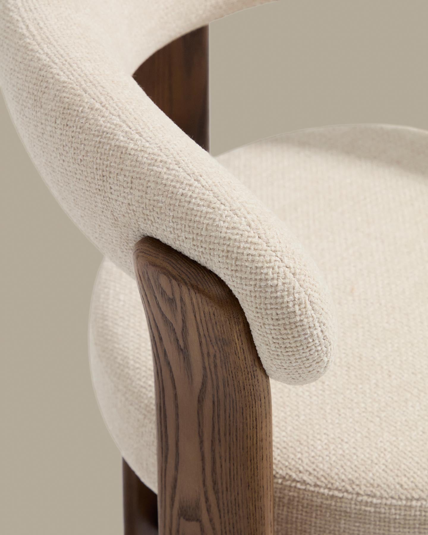 Dreibein-Hocker Granite mit beiger Chenille und massivem Eschenholz mit Nussbaumfinish, FSC 100 %, 65 cm in Beige präsentiert im Onlineshop von KAQTU Design AG. Barhocker ist von Kave Home
