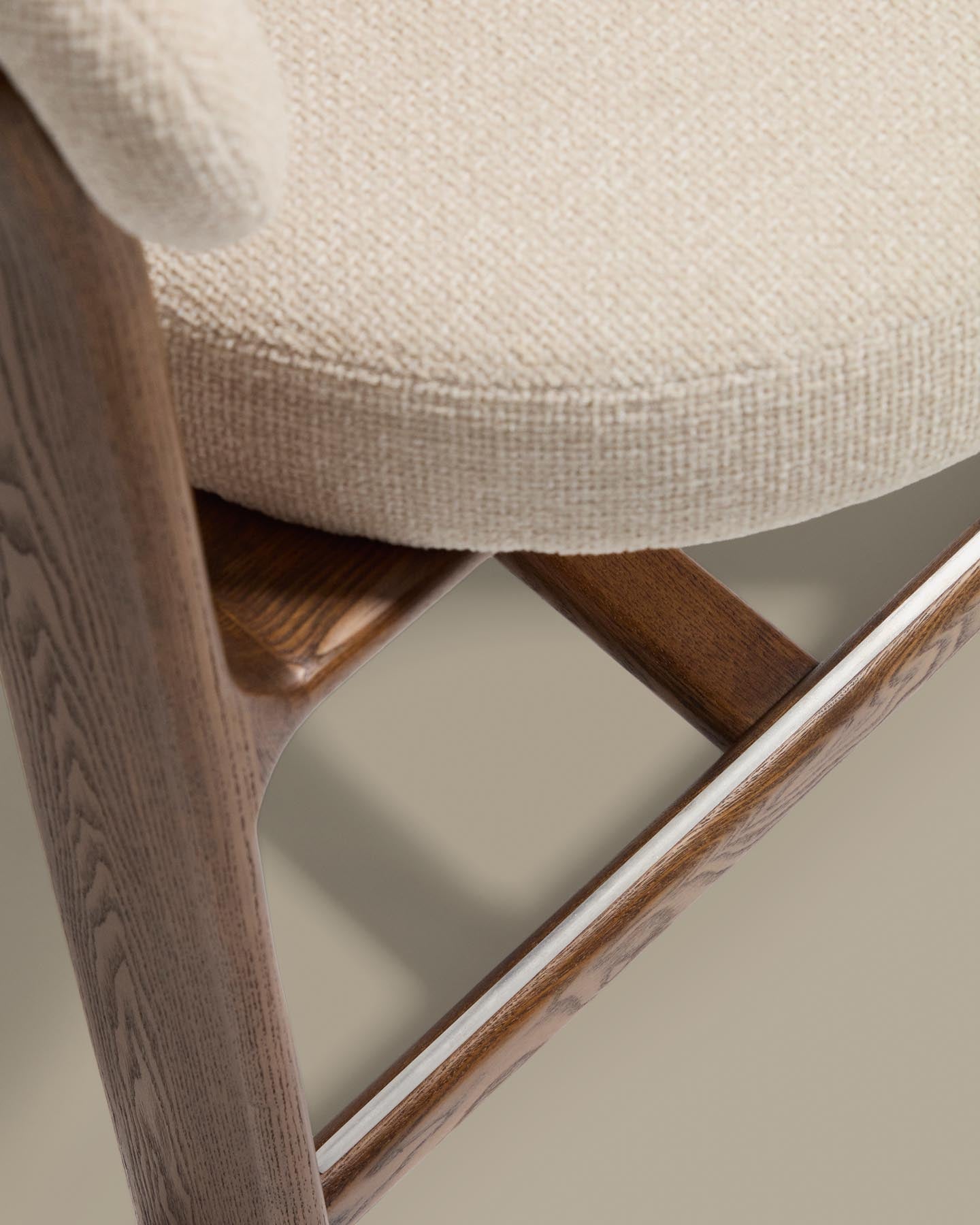 Dreibein-Hocker Granite mit beiger Chenille und massivem Eschenholz mit Nussbaumfinish, FSC 100 %, 65 cm in Beige präsentiert im Onlineshop von KAQTU Design AG. Barhocker ist von Kave Home
