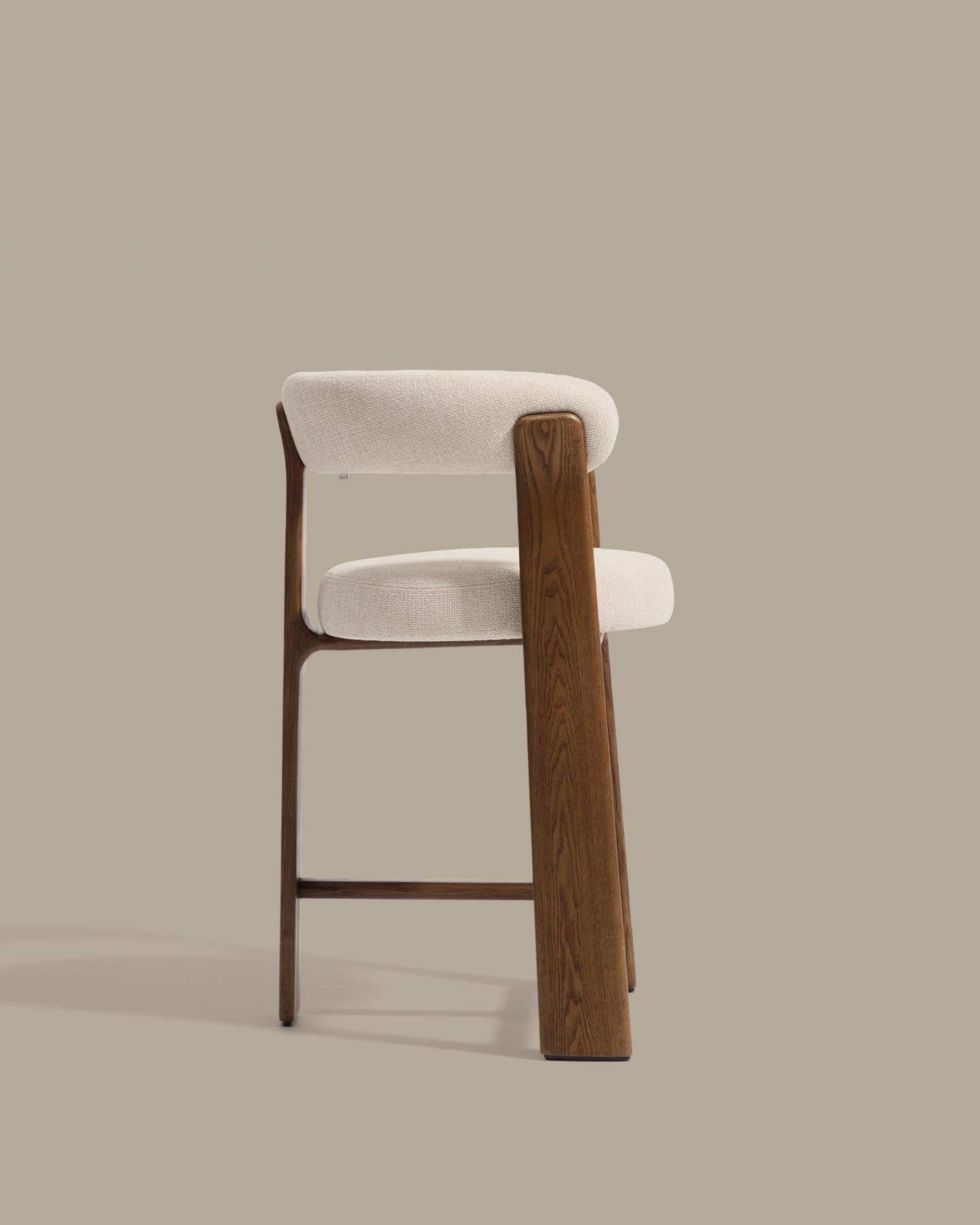 Dreibein-Hocker Granite mit beiger Chenille und massivem Eschenholz mit Nussbaumfinish, FSC 100 %, 65 cm in Beige präsentiert im Onlineshop von KAQTU Design AG. Barhocker ist von Kave Home