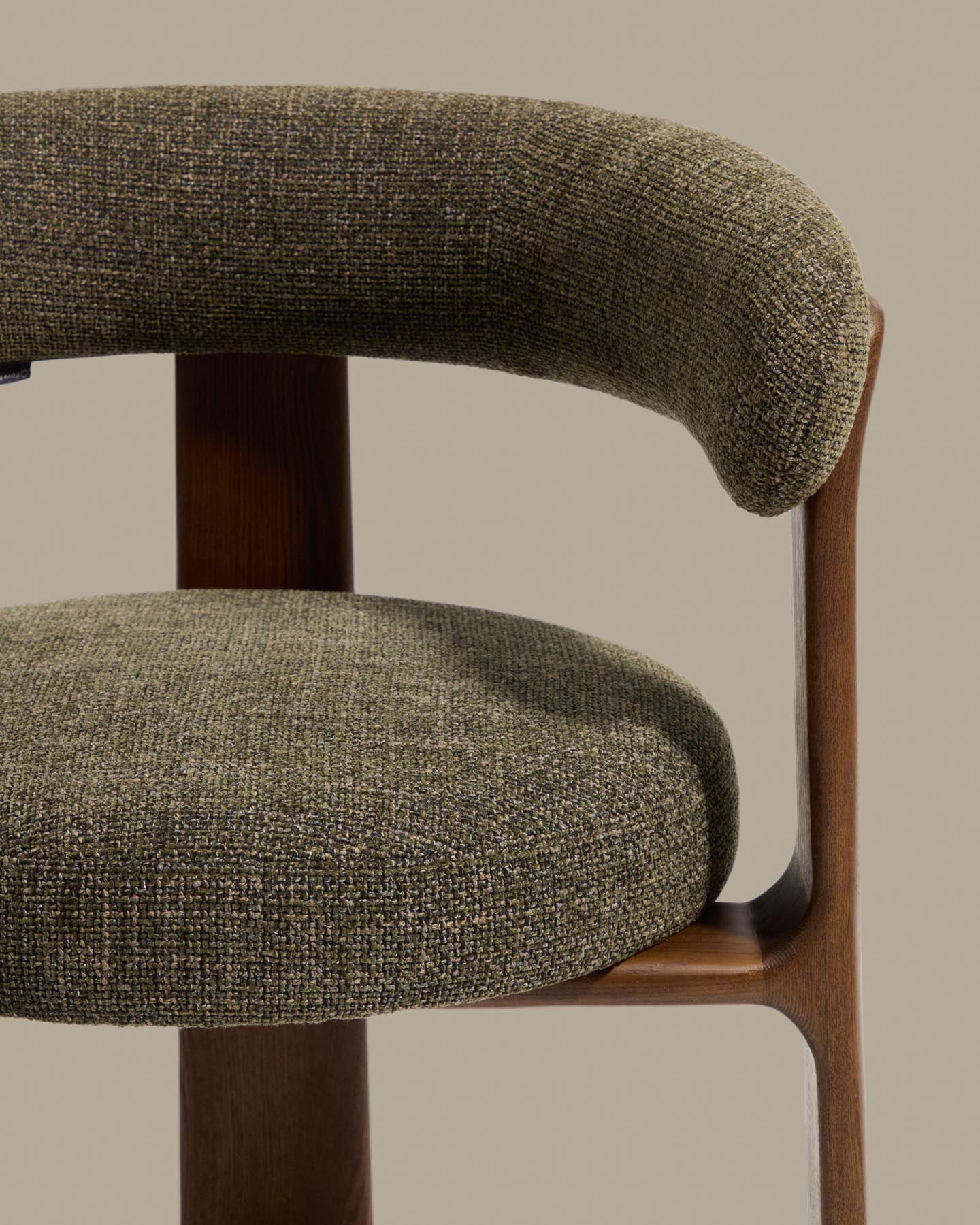 Dreibein-Hocker Granite mit grüner Chenille und massivem Eschenholz mit Nussbaumfinish, FSC 100 %, 65 cm in Dunkelgrün präsentiert im Onlineshop von KAQTU Design AG. Barhocker ist von Kave Home