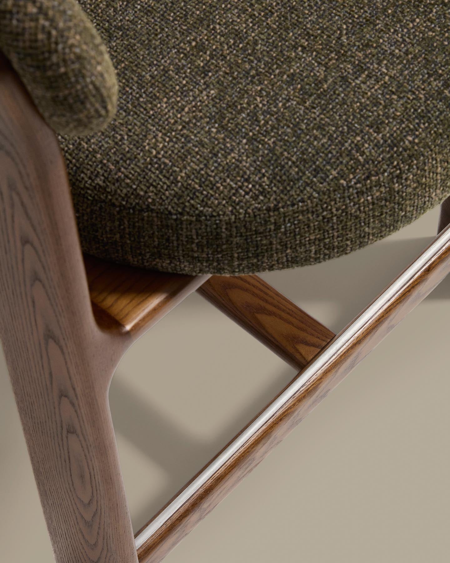 Dreibein-Hocker Granite mit grüner Chenille und massivem Eschenholz mit Nussbaumfinish, FSC 100 %, 65 cm in Dunkelgrün präsentiert im Onlineshop von KAQTU Design AG. Barhocker ist von Kave Home