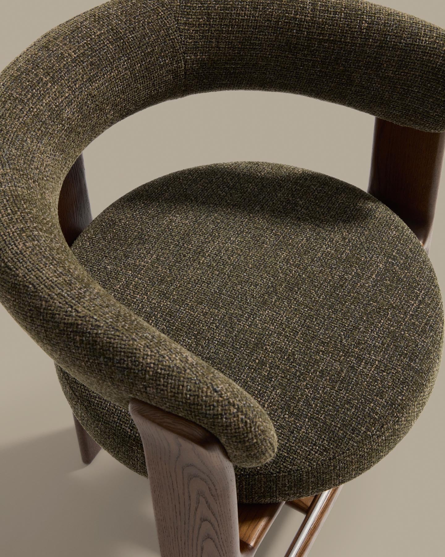 Dreibein-Hocker Granite mit grüner Chenille und massivem Eschenholz mit Nussbaumfinish, FSC 100 %, 65 cm in Dunkelgrün präsentiert im Onlineshop von KAQTU Design AG. Barhocker ist von Kave Home