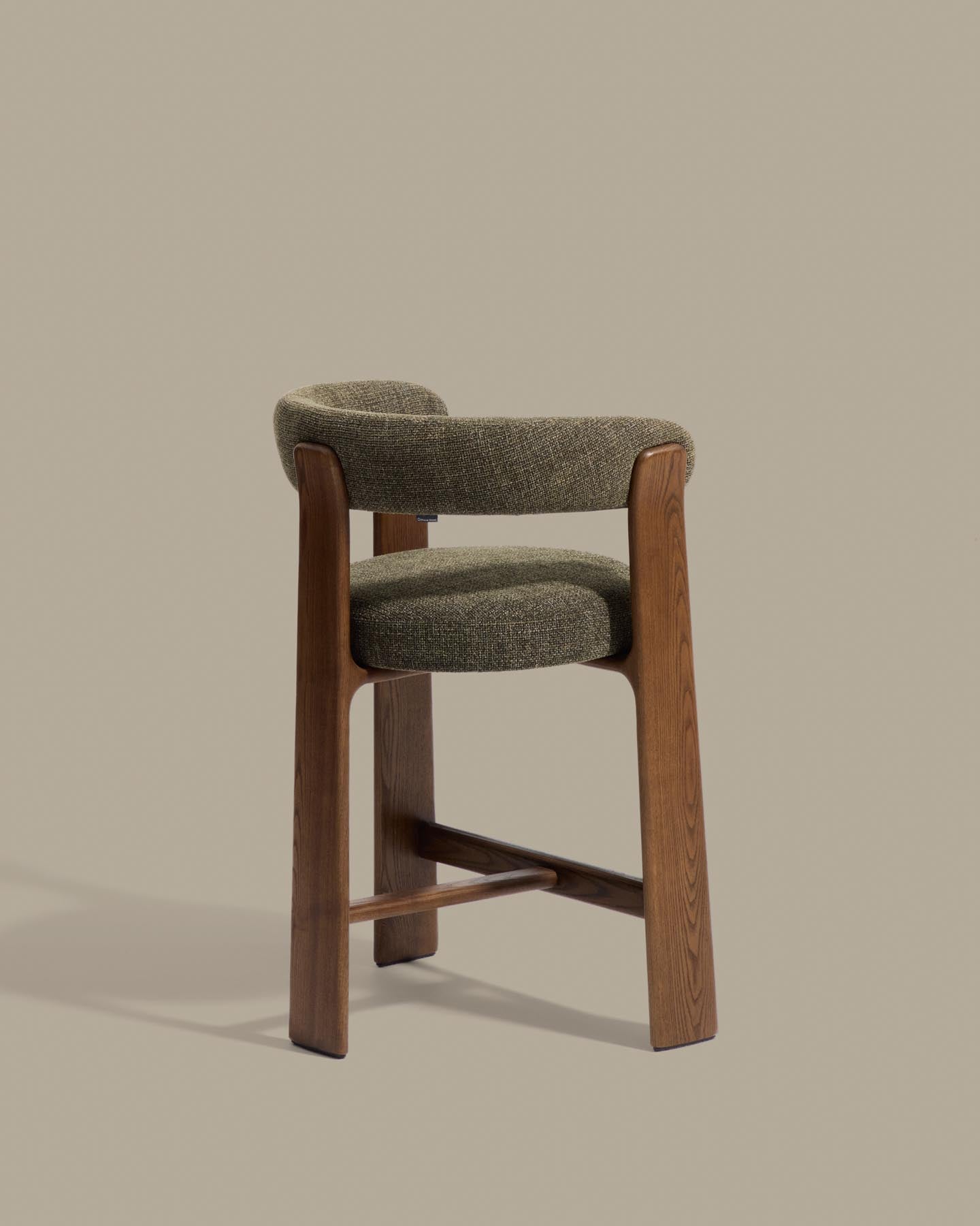 Dreibein-Hocker Granite mit grüner Chenille und massivem Eschenholz mit Nussbaumfinish, FSC 100 %, 65 cm in Dunkelgrün präsentiert im Onlineshop von KAQTU Design AG. Barhocker ist von Kave Home