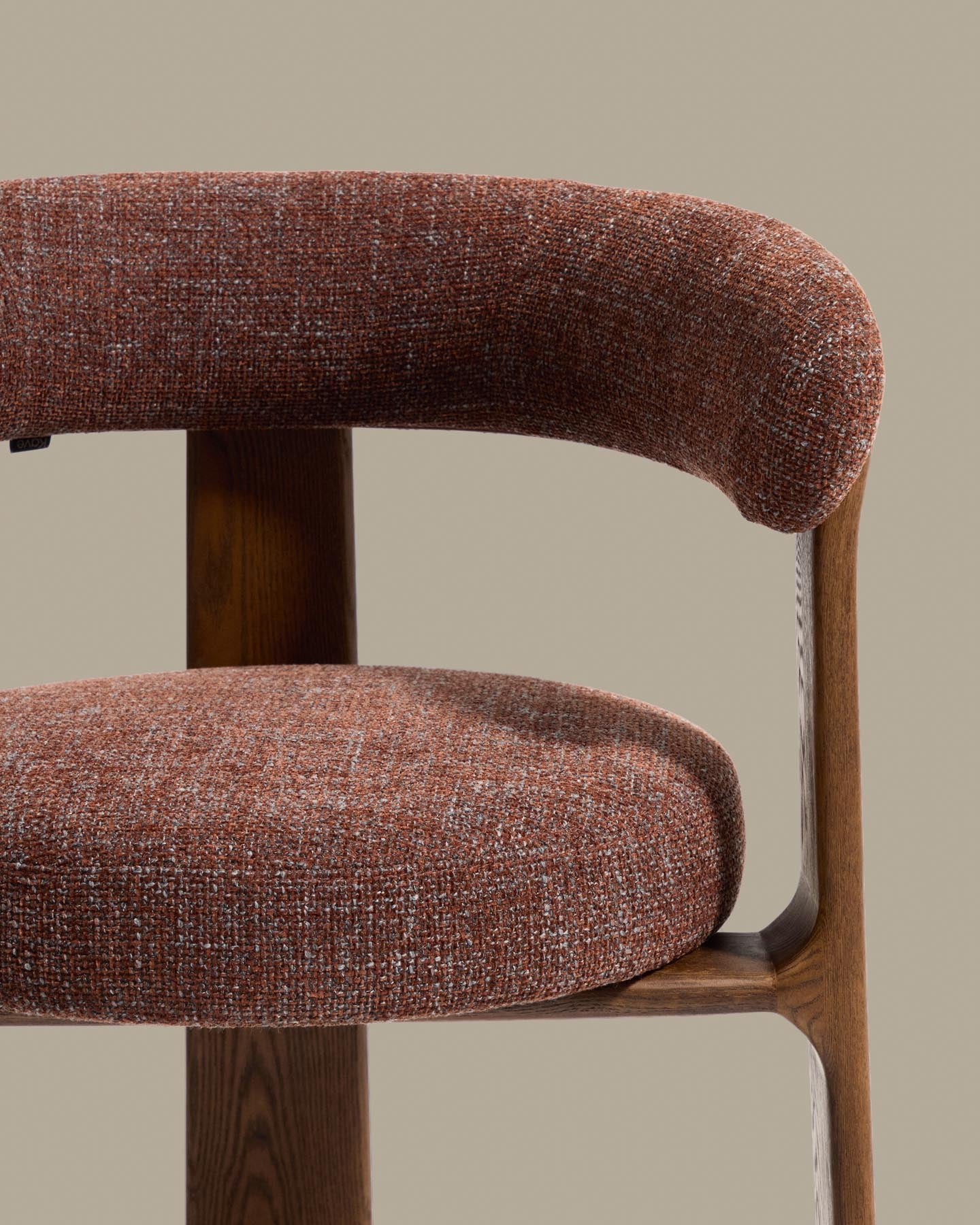 Dreibein-Hocker Granite mit brauner Chenille und massivem Eschenholz mit Nussbaumfinish, FSC 100 %, 65 cm in Dunkelbraun präsentiert im Onlineshop von KAQTU Design AG. Barhocker ist von Kave Home
