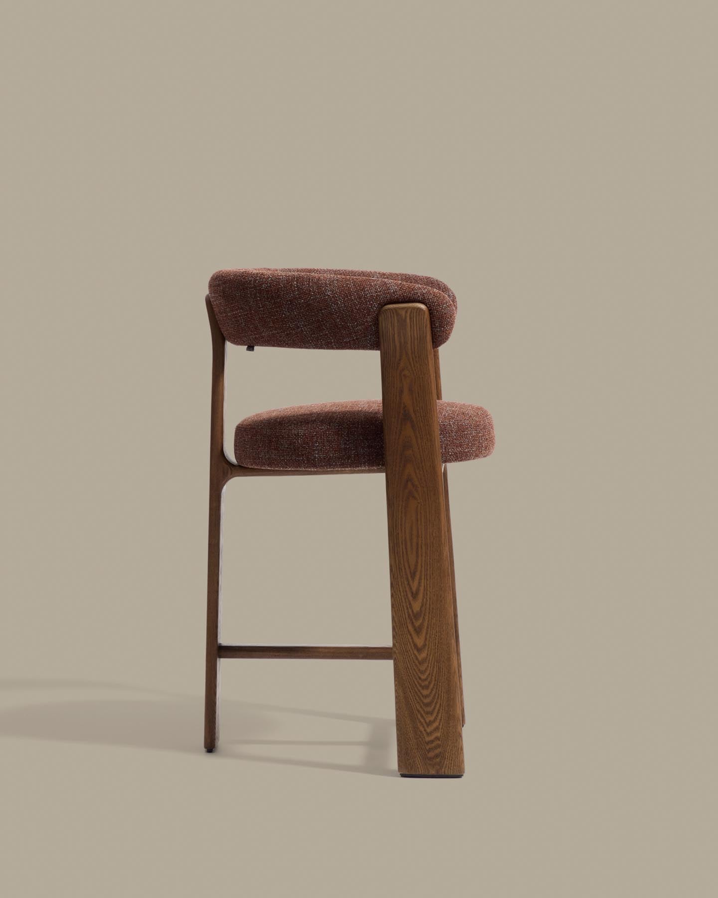 Dreibein-Hocker Granite mit brauner Chenille und massivem Eschenholz mit Nussbaumfinish, FSC 100 %, 65 cm in Dunkelbraun präsentiert im Onlineshop von KAQTU Design AG. Barhocker ist von Kave Home