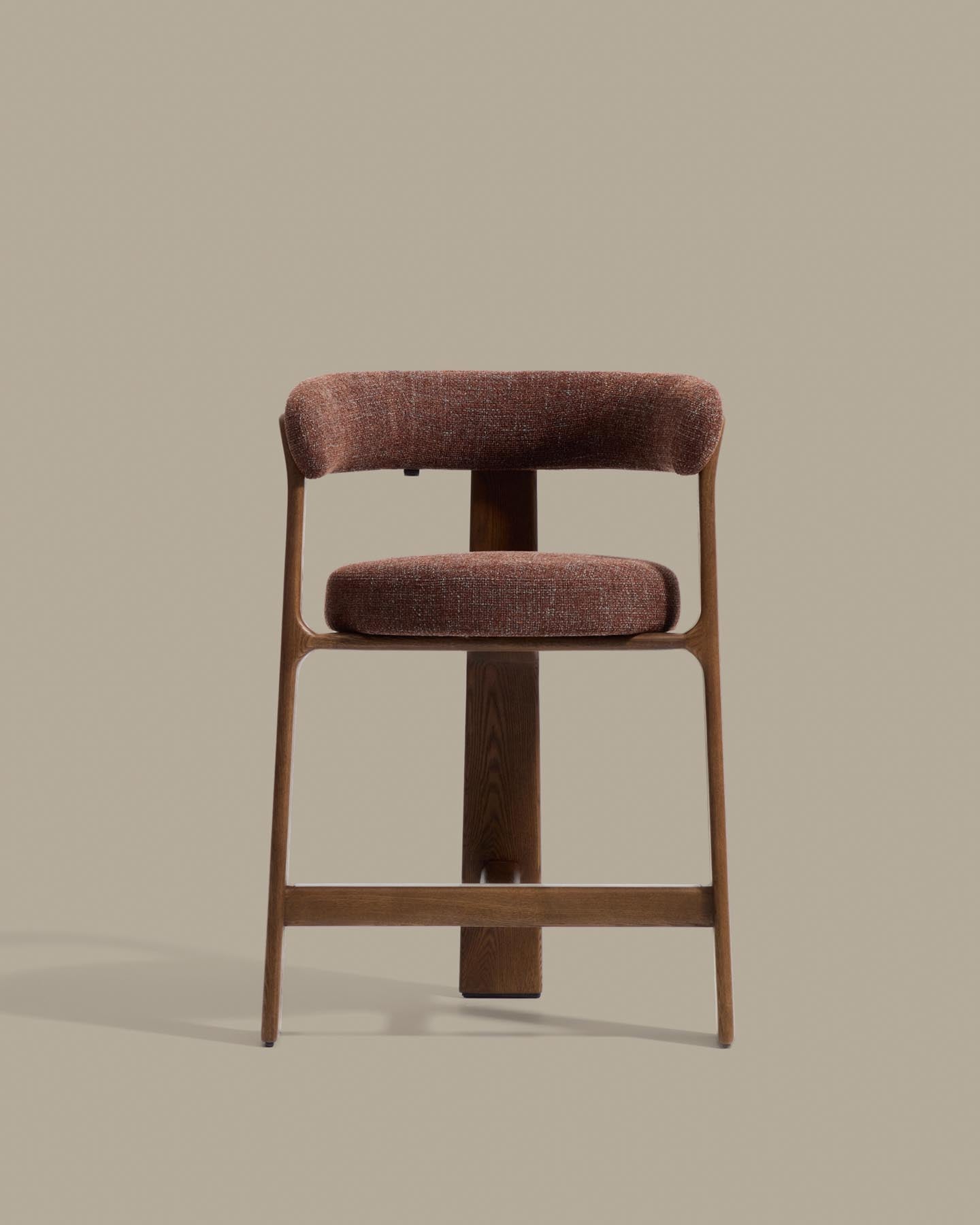 Dreibein-Hocker Granite mit brauner Chenille und massivem Eschenholz mit Nussbaumfinish, FSC 100 %, 65 cm in Dunkelbraun präsentiert im Onlineshop von KAQTU Design AG. Barhocker ist von Kave Home