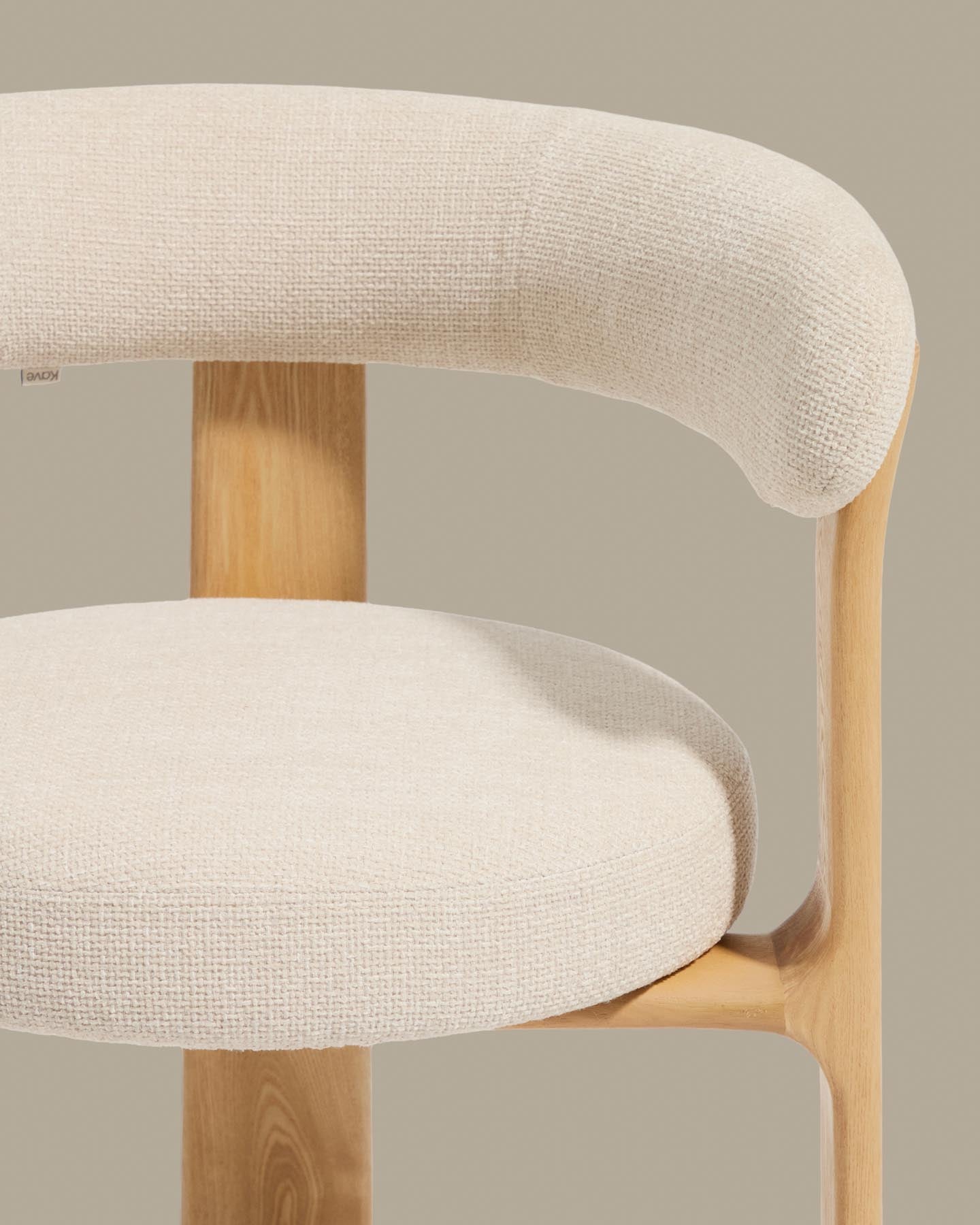 Dreibein-Hocker Granite mit beiger Chenille und massivem Eschenholz mit naturfarbenem Finish, FSC 100 %, 65 cm in Beige präsentiert im Onlineshop von KAQTU Design AG. Barhocker ist von Kave Home