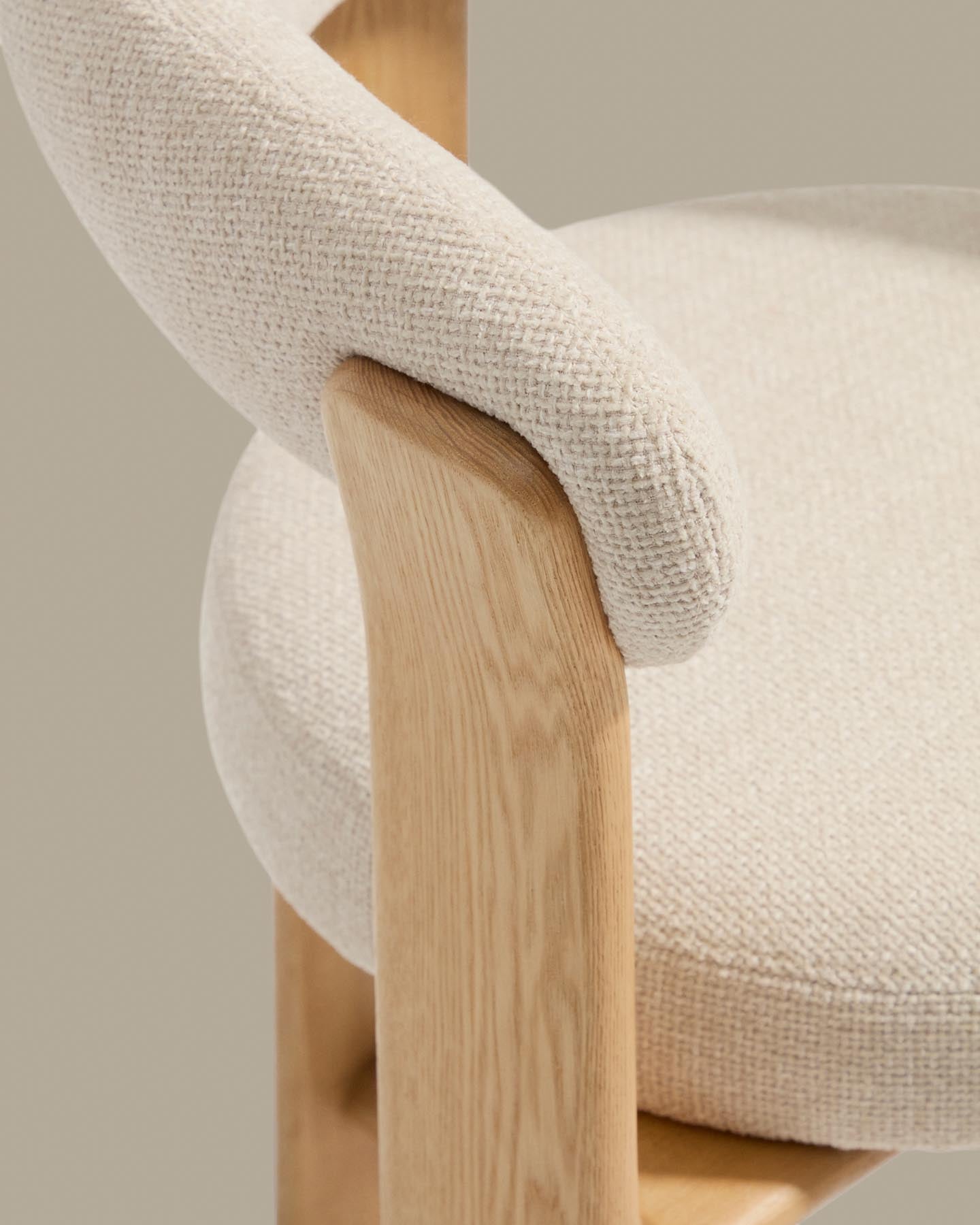 Dreibein-Hocker Granite mit beiger Chenille und massivem Eschenholz mit naturfarbenem Finish, FSC 100 %, 65 cm in Beige präsentiert im Onlineshop von KAQTU Design AG. Barhocker ist von Kave Home