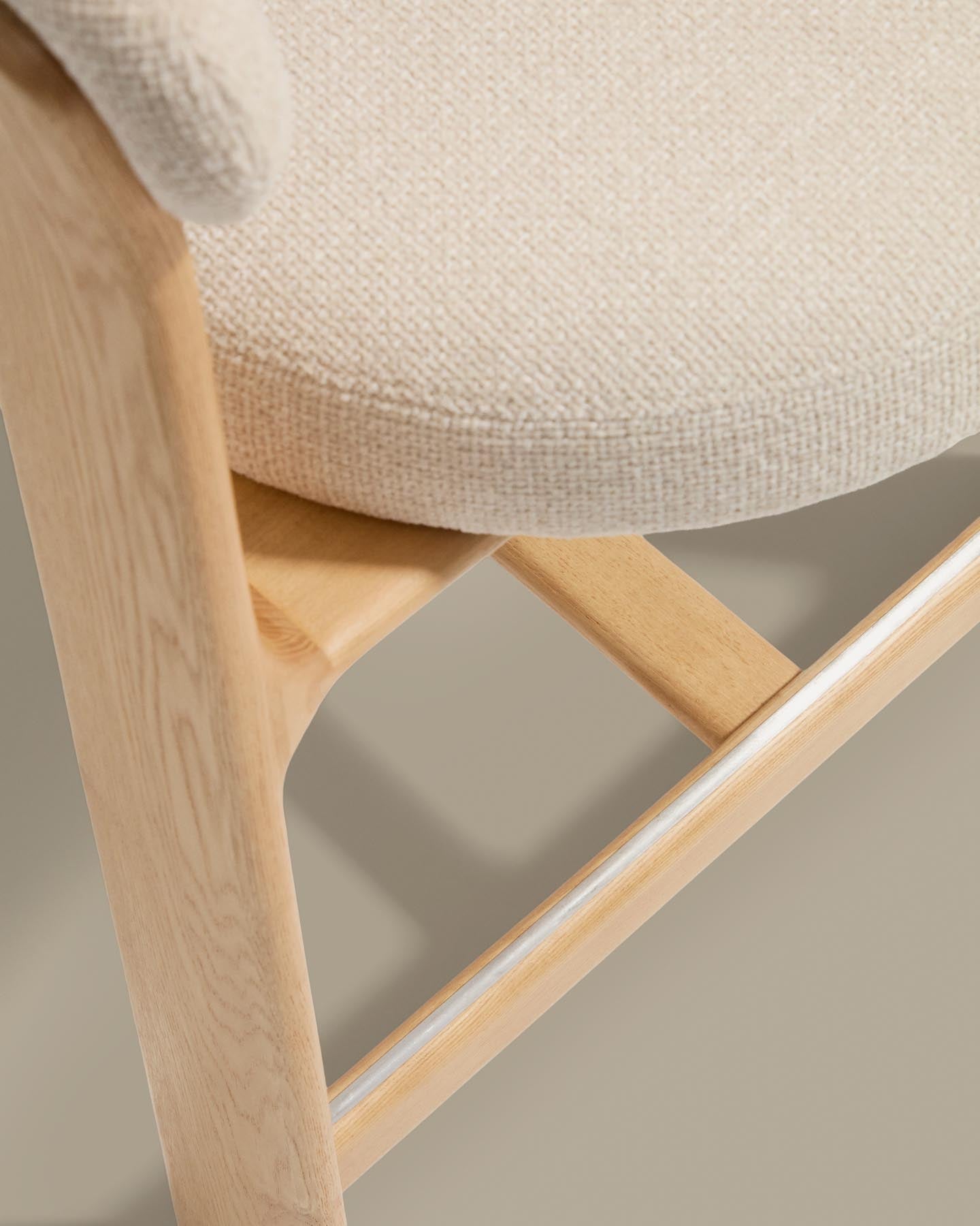 Dreibein-Hocker Granite mit beiger Chenille und massivem Eschenholz mit naturfarbenem Finish, FSC 100 %, 65 cm in Beige präsentiert im Onlineshop von KAQTU Design AG. Barhocker ist von Kave Home