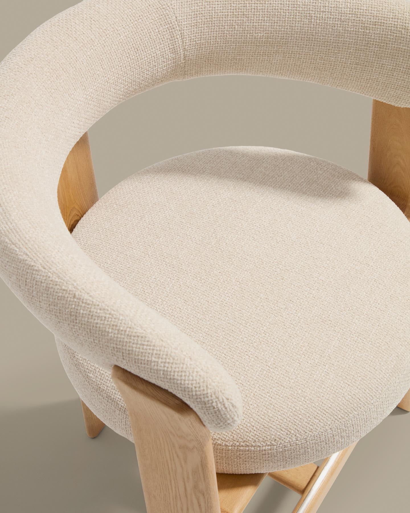 Dreibein-Hocker Granite mit beiger Chenille und massivem Eschenholz mit naturfarbenem Finish, FSC 100 %, 65 cm in Beige präsentiert im Onlineshop von KAQTU Design AG. Barhocker ist von Kave Home
