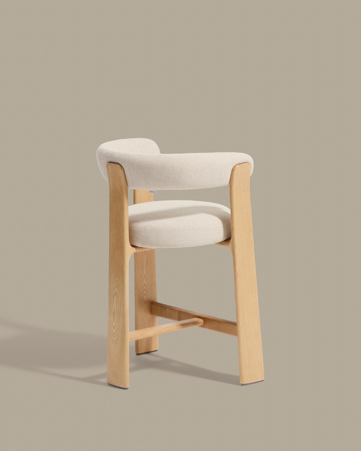 Dreibein-Hocker Granite mit beiger Chenille und massivem Eschenholz mit naturfarbenem Finish, FSC 100 %, 65 cm in Beige präsentiert im Onlineshop von KAQTU Design AG. Barhocker ist von Kave Home