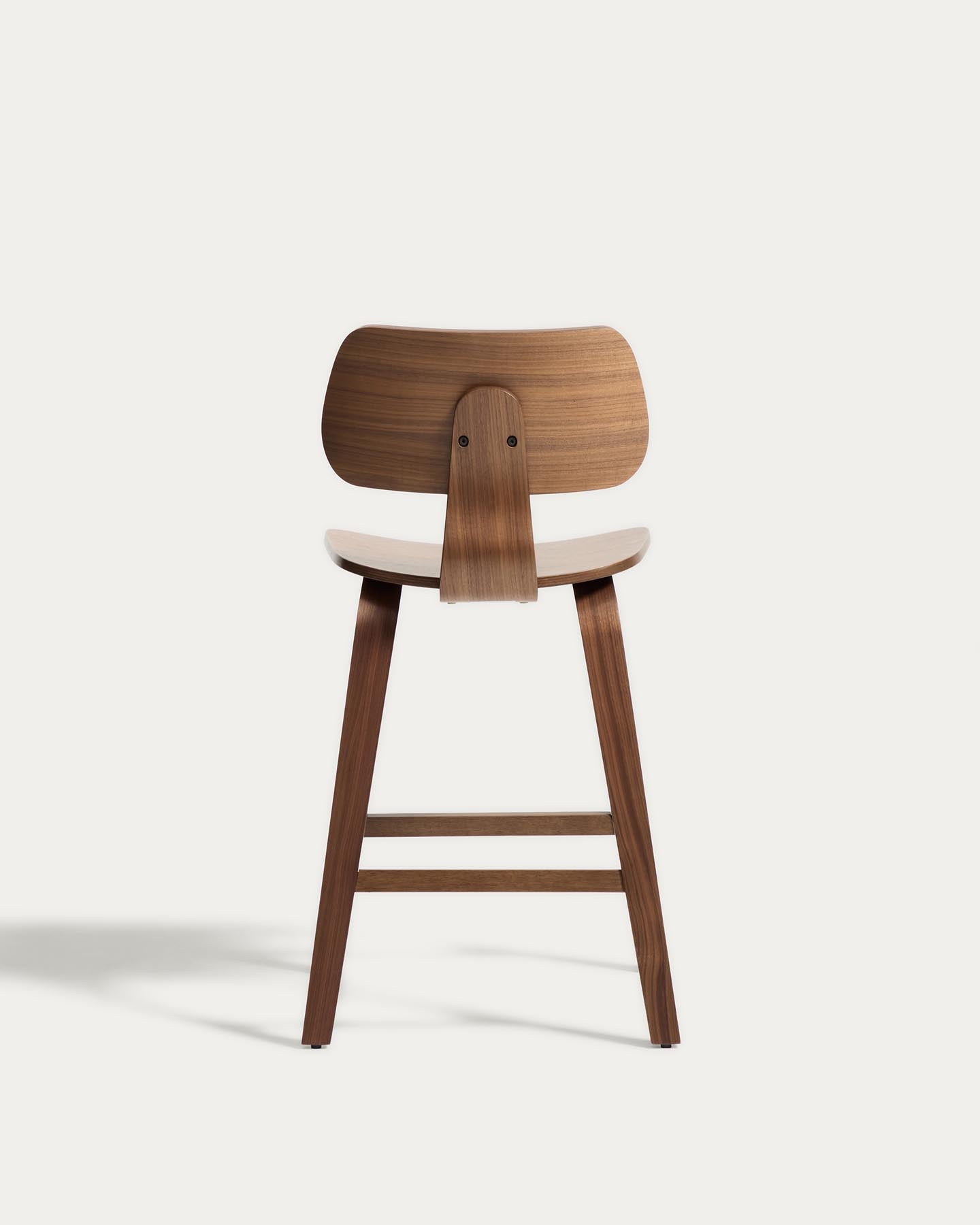 Gena-Hocker aus Nussbaumfurnier 65cm in Dunkelbraun präsentiert im Onlineshop von KAQTU Design AG. Barhocker ist von Kave Home