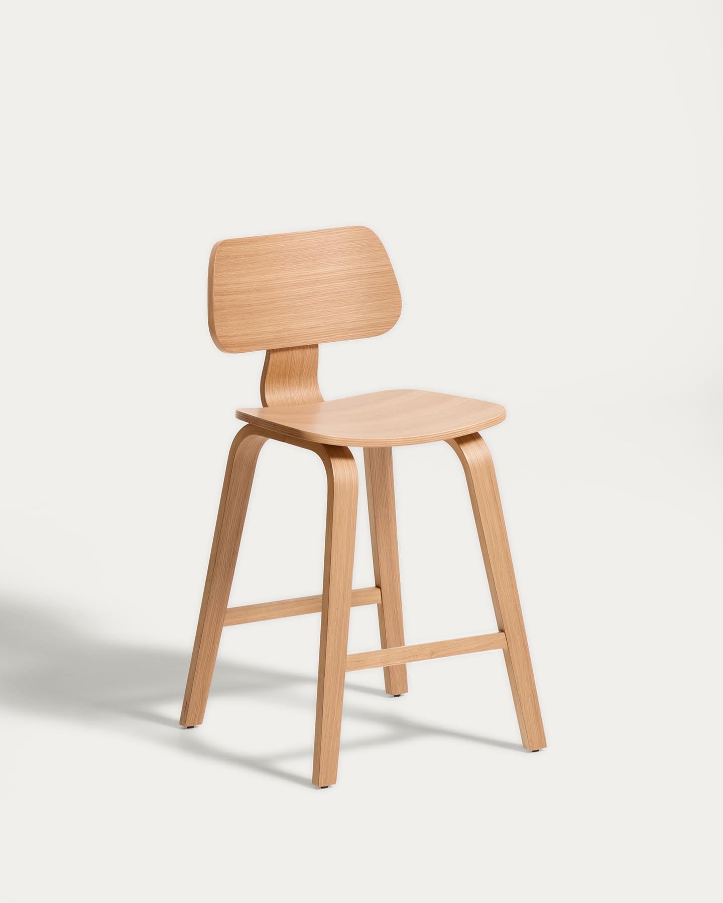 Gena-Hocker aus Eichenfurnier 65cm in Beige präsentiert im Onlineshop von KAQTU Design AG. Barhocker ist von Kave Home