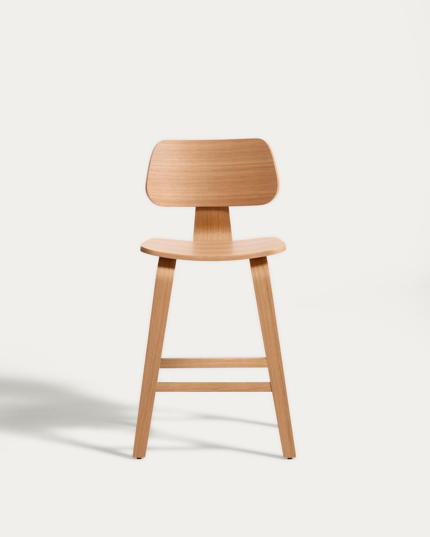 Gena-Hocker aus Eichenfurnier 65cm in Beige präsentiert im Onlineshop von KAQTU Design AG. Barhocker ist von Kave Home