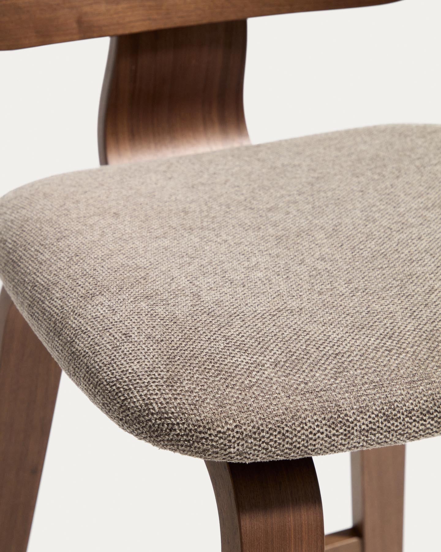 Gena-Hocker aus Nussbaumfurnier und beigefarbener Chenille 65cm in Dunkelbraun präsentiert im Onlineshop von KAQTU Design AG. Barhocker ist von Kave Home