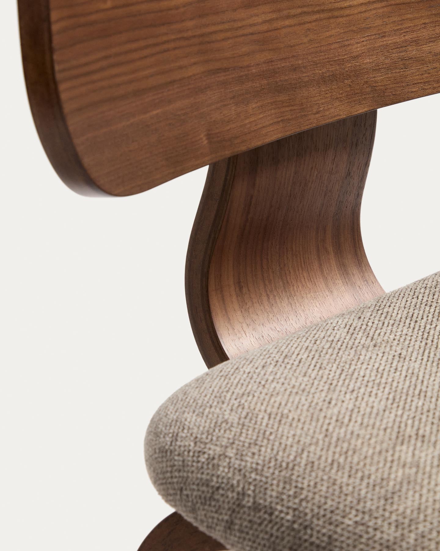 Gena-Hocker aus Nussbaumfurnier und beigefarbener Chenille 65cm in Dunkelbraun präsentiert im Onlineshop von KAQTU Design AG. Barhocker ist von Kave Home