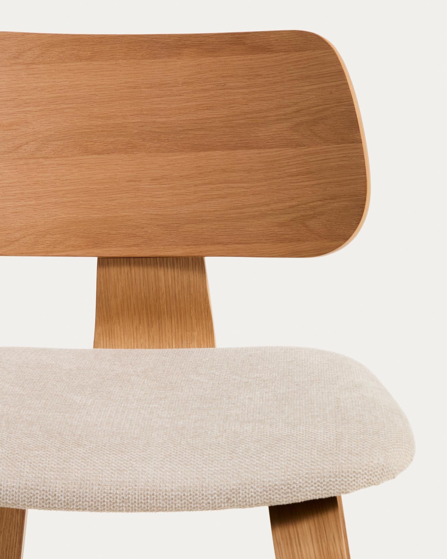 Gena-Hocker aus Eichenfurnier und beigefarbener Chenille 65cm in Beige präsentiert im Onlineshop von KAQTU Design AG. Barhocker ist von Kave Home
