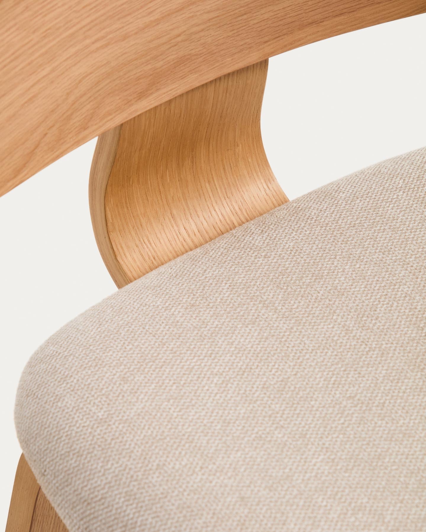 Gena-Hocker aus Eichenfurnier und beigefarbener Chenille 65cm in Beige präsentiert im Onlineshop von KAQTU Design AG. Barhocker ist von Kave Home