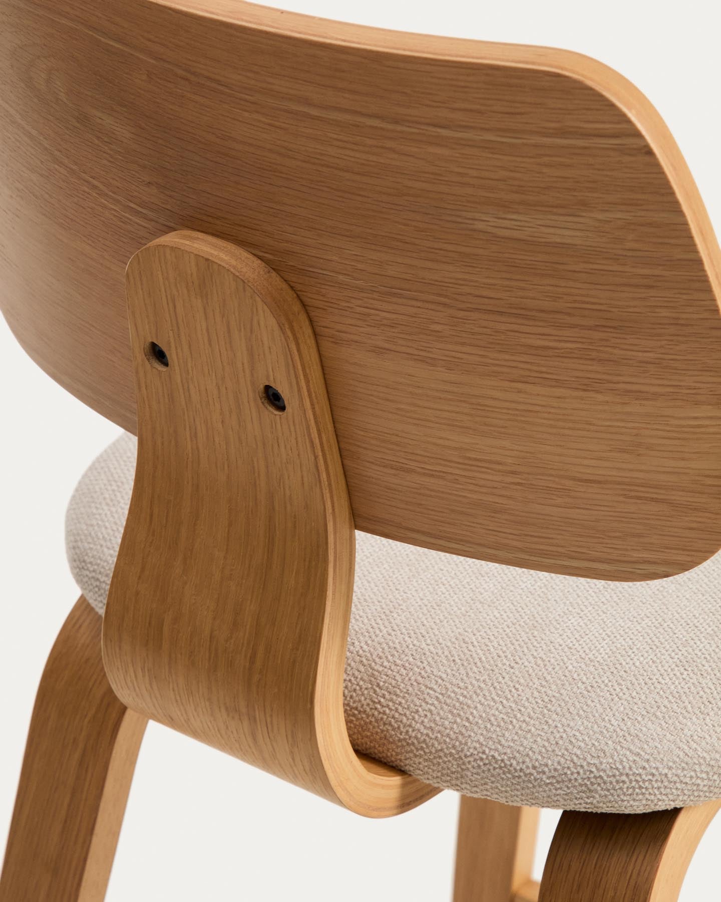 Gena-Hocker aus Eichenfurnier und beigefarbener Chenille 65cm in Beige präsentiert im Onlineshop von KAQTU Design AG. Barhocker ist von Kave Home