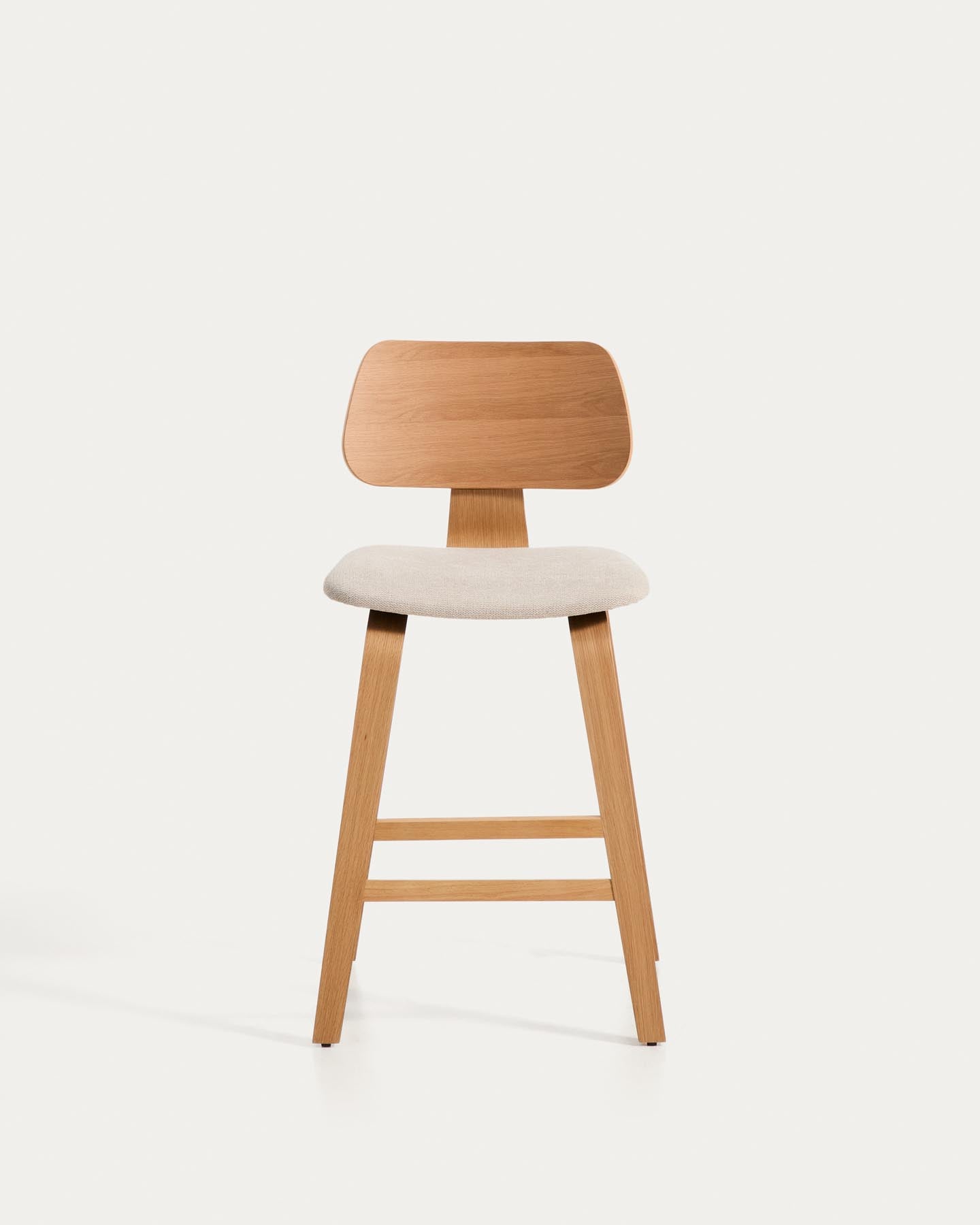 Gena-Hocker aus Eichenfurnier und beigefarbener Chenille 65cm in Beige präsentiert im Onlineshop von KAQTU Design AG. Barhocker ist von Kave Home