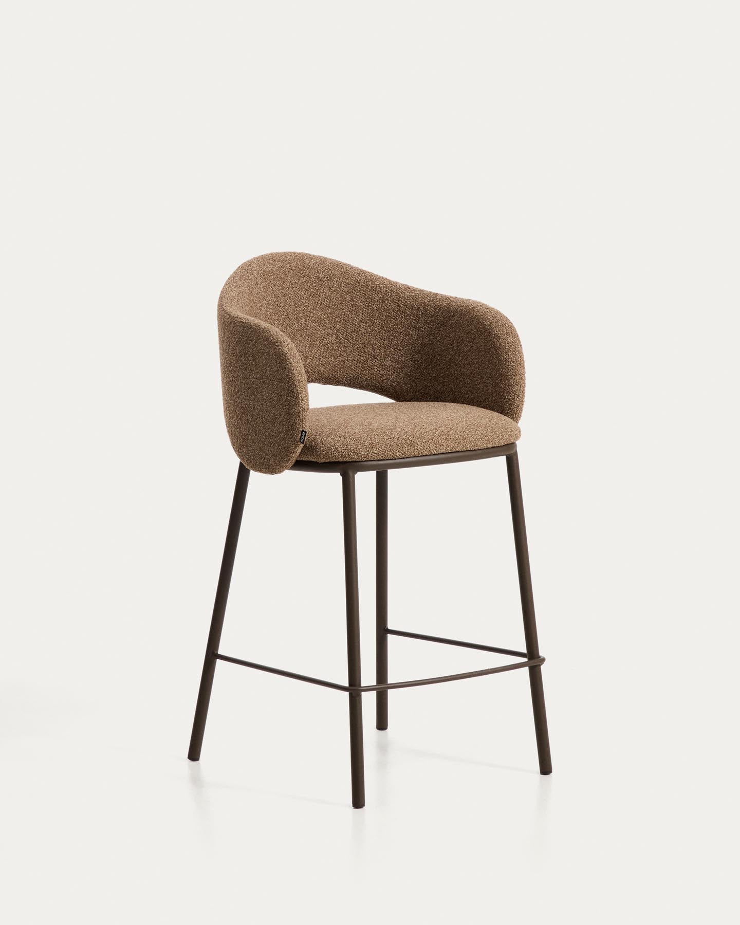 Hocker Maina aus dicker Chenille in Braun und Stahlbeinen mit brauner Beschichtung FSC Mix Credit 65 cm in Braun präsentiert im Onlineshop von KAQTU Design AG. Barhocker ist von Kave Home