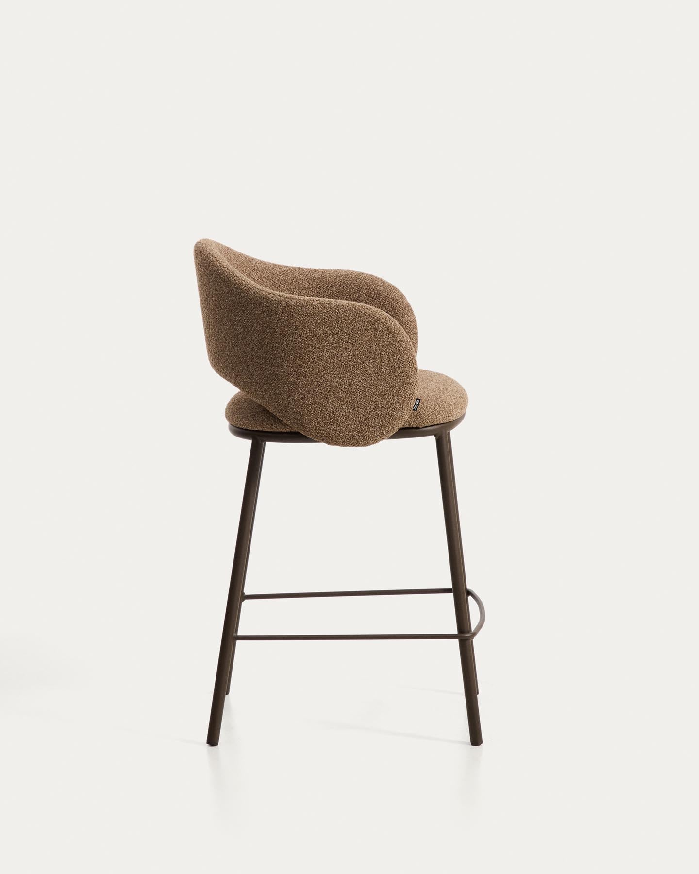 Hocker Maina aus dicker Chenille in Braun und Stahlbeinen mit brauner Beschichtung FSC Mix Credit 65 cm in Braun präsentiert im Onlineshop von KAQTU Design AG. Barhocker ist von Kave Home