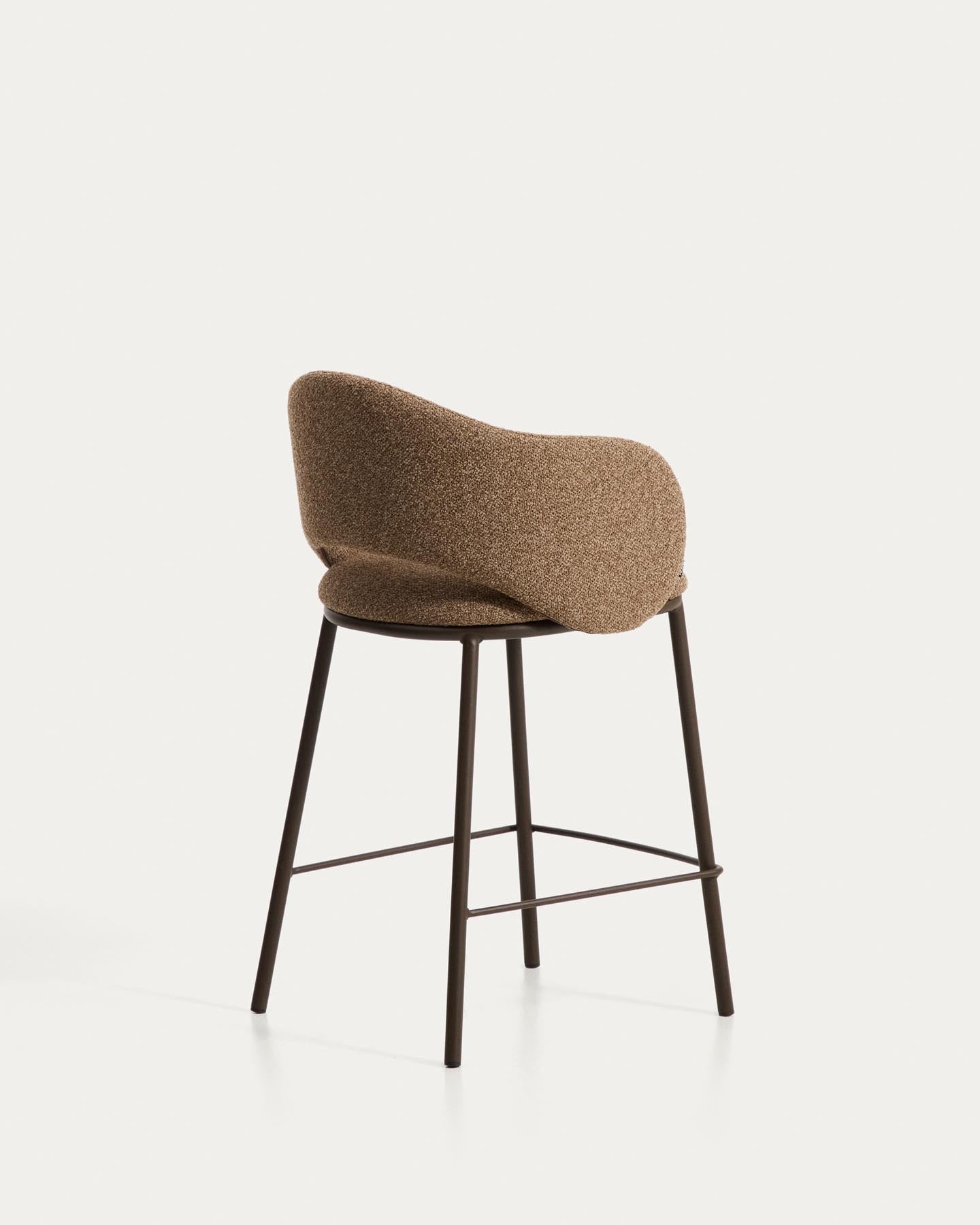 Hocker Maina aus dicker Chenille in Braun und Stahlbeinen mit brauner Beschichtung FSC Mix Credit 65 cm in Braun präsentiert im Onlineshop von KAQTU Design AG. Barhocker ist von Kave Home