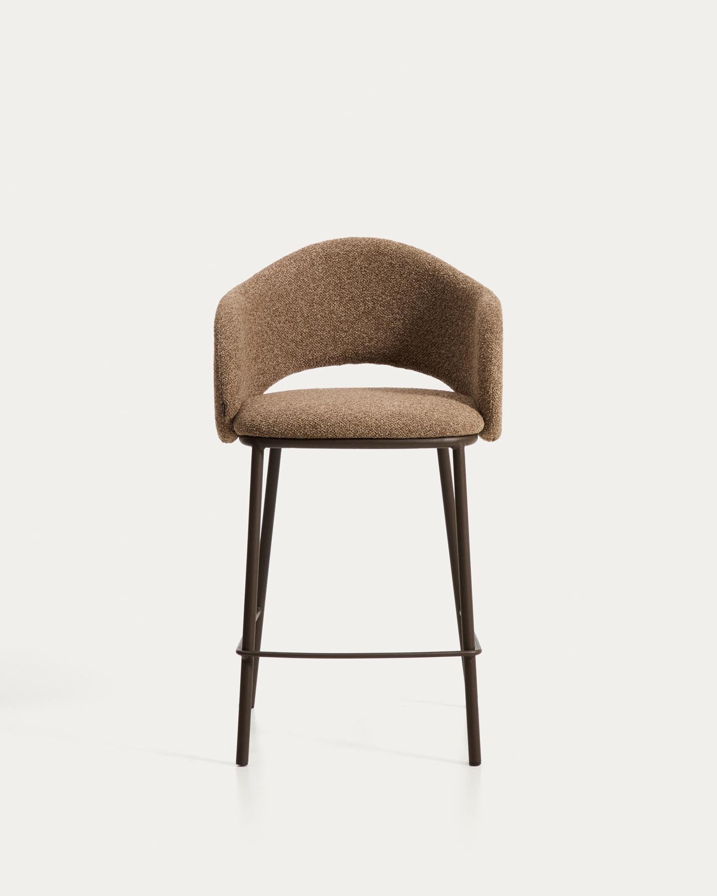 Hocker Maina aus dicker Chenille in Braun und Stahlbeinen mit brauner Beschichtung FSC Mix Credit 65 cm in Braun präsentiert im Onlineshop von KAQTU Design AG. Barhocker ist von Kave Home