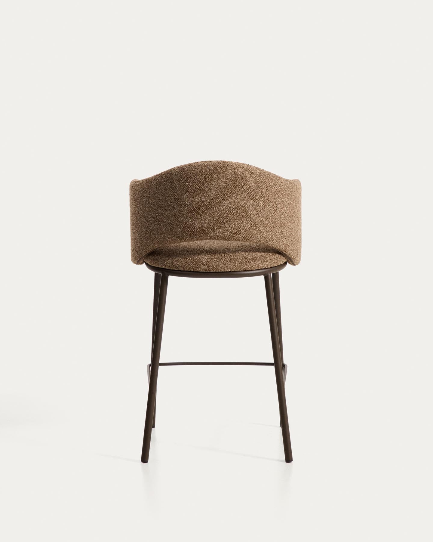 Hocker Maina aus dicker Chenille in Braun und Stahlbeinen mit brauner Beschichtung FSC Mix Credit 65 cm in Braun präsentiert im Onlineshop von KAQTU Design AG. Barhocker ist von Kave Home