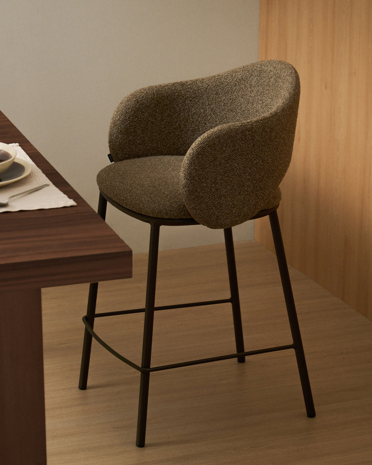 Hocker Maina aus dicker Chenille in Braun und Stahlbeinen mit brauner Beschichtung FSC Mix Credit 65 cm in Braun präsentiert im Onlineshop von KAQTU Design AG. Barhocker ist von Kave Home