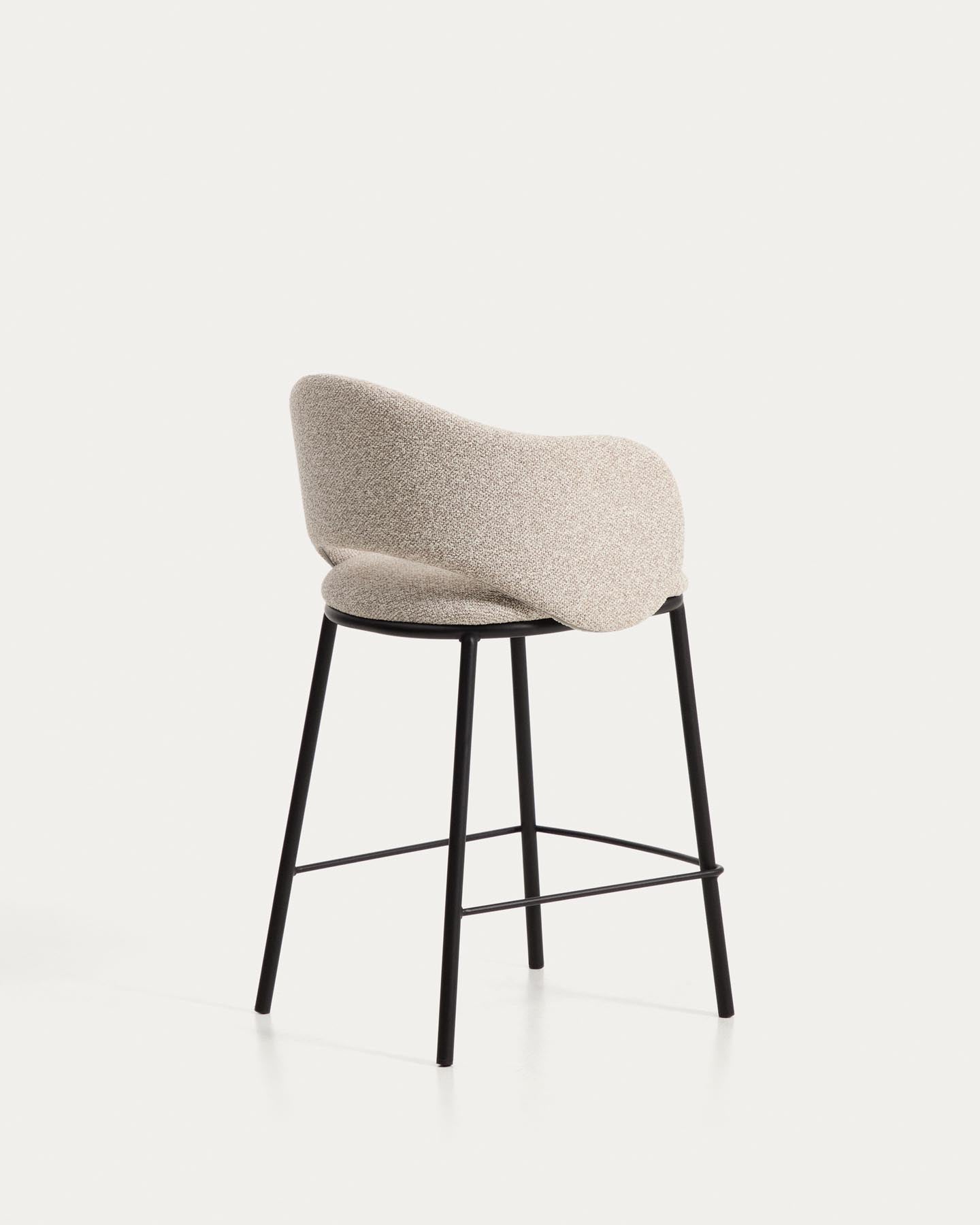 Hocker Maina aus dicker beigefarbener Chenille und Stahlbeinen mit schwarzer Beschichtung FSC Mix Credit 65 cm in Beige präsentiert im Onlineshop von KAQTU Design AG. Barhocker ist von Kave Home